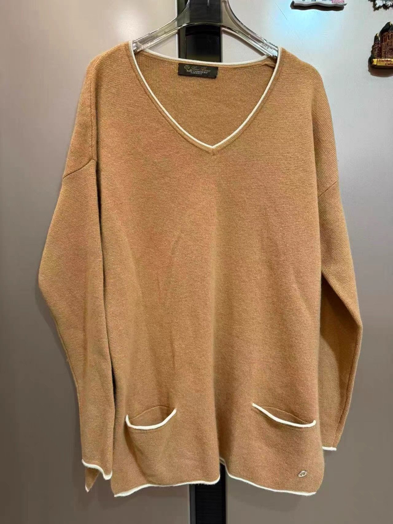 Loro Piana Loro Piana 100% Cashmere V-Neck Sweater Made in Italy K31 Size US L / EU 52-54 / 3 - 1 Thumbnail
