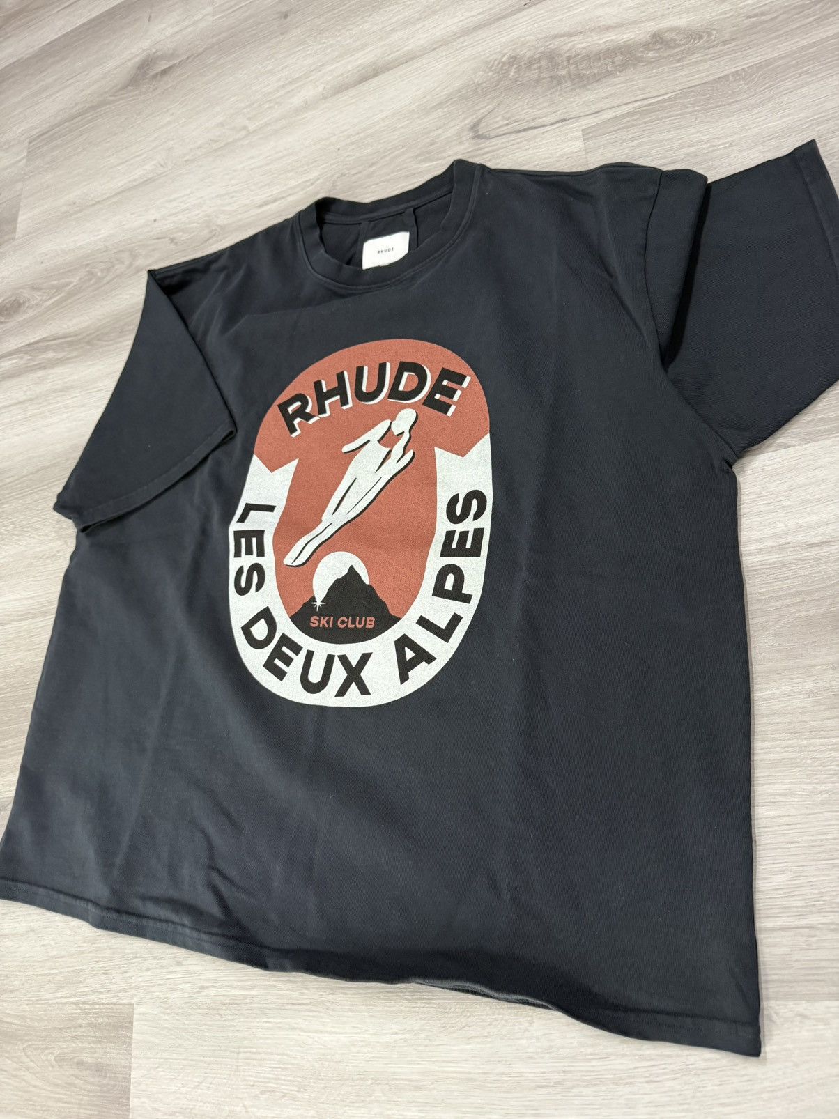 Rhude RHUDE Les Deux Alpes Ski Club Tee – Black Size US XXL / EU 58 / 5 - 1 Thumbnail