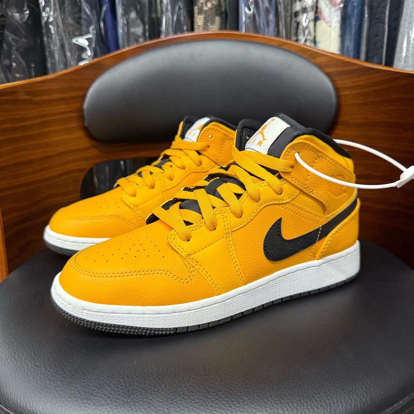 Nike Nike AJ1 Lowtop Sneakers 38 Men Size US 6 / EU 39 - 1 Thumbnail