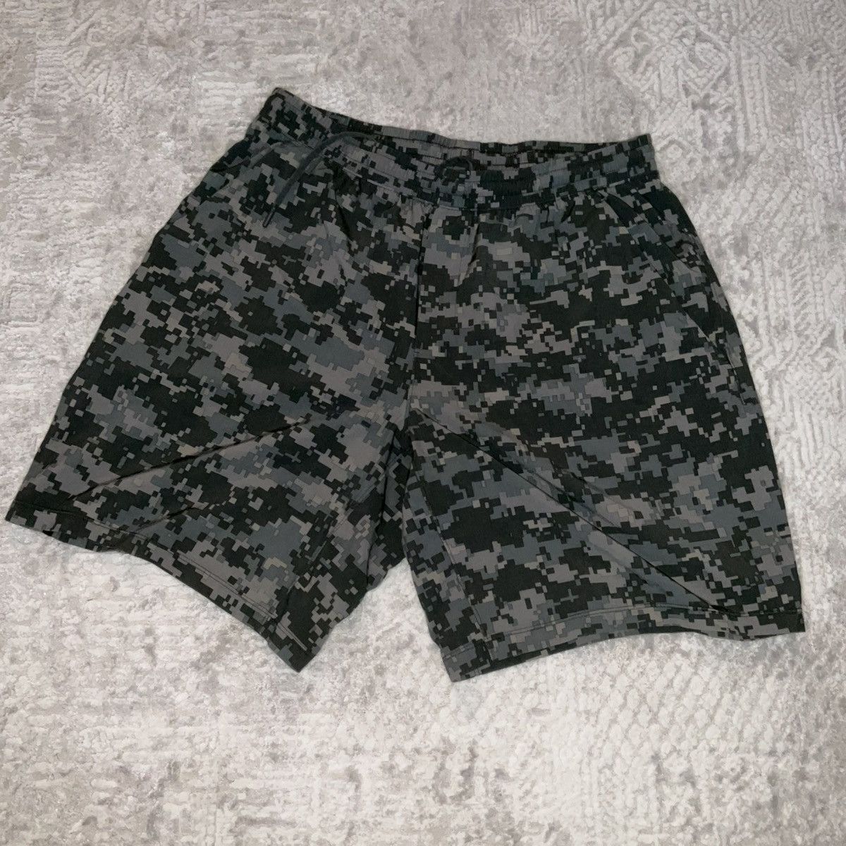 Lululemon Lululemon Digital Camo Shorts Size US 34 / EU 50 - 2 Thumbnail