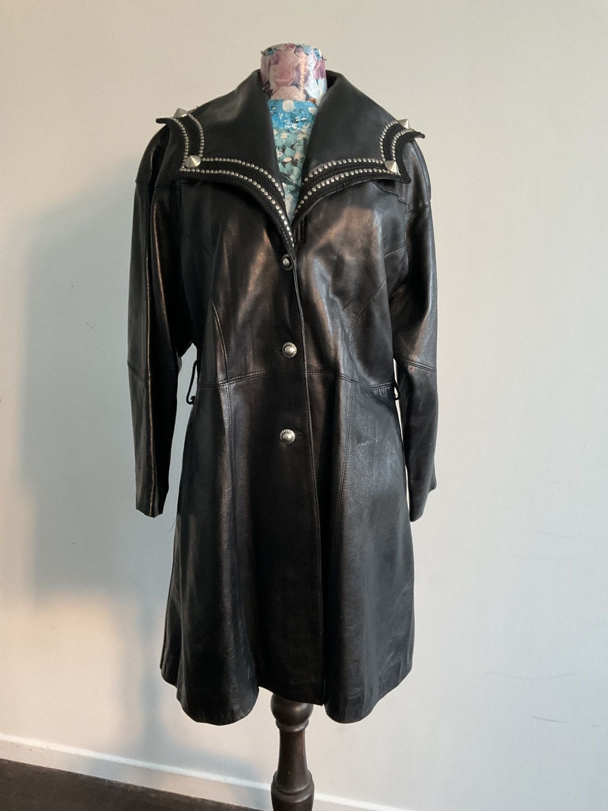Vintage Leather coat with beautiful studded neckline Size XL / US 12-14 / IT 48-50 - 13 Thumbnail