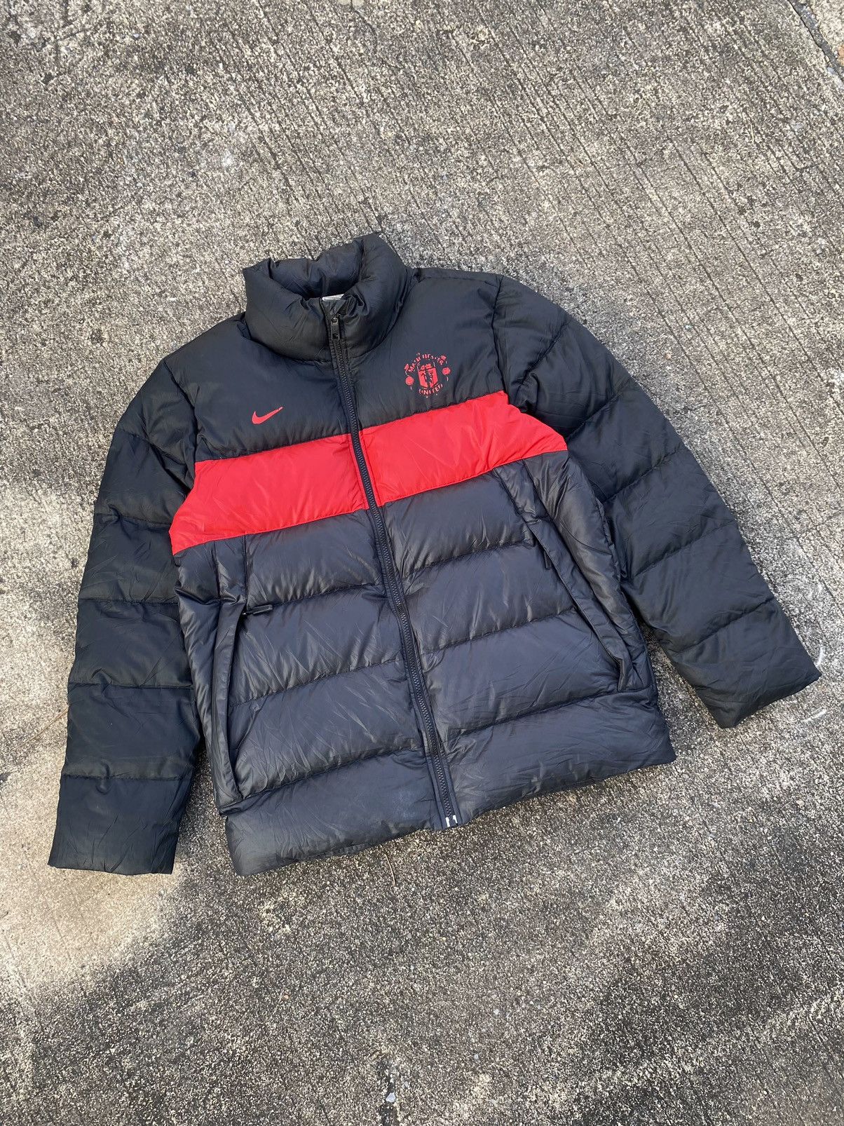 Nike Vintage Nike Puffer Jacket ManU Size US L / EU 52-54 / 3 - 3 Thumbnail