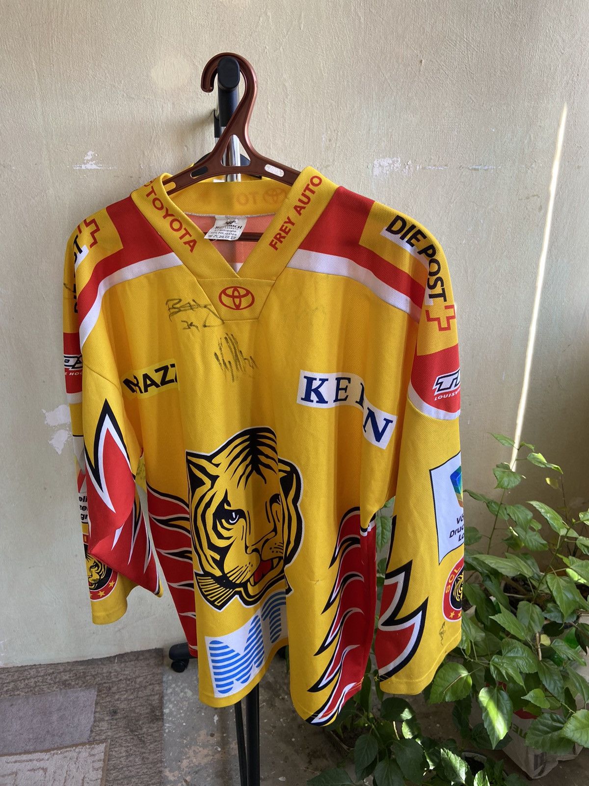 NHL SCL Tiger Langnau Switzerland NFL hockey Bauer Size US M / EU 48-50 / 2 - 7 Thumbnail