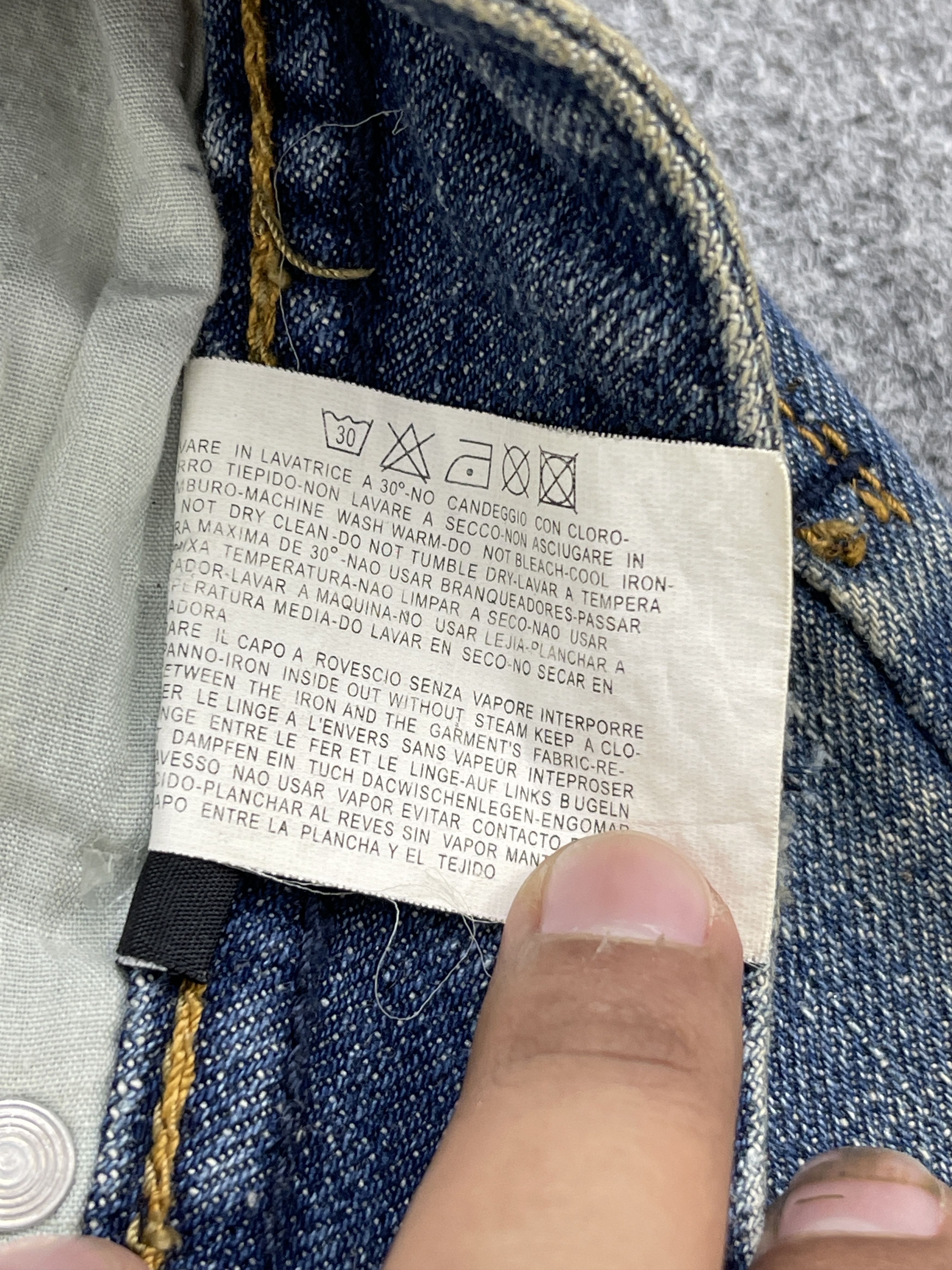 Other Vintage Armani Jeans Blue Faded Denim DP2585 Size US 33 - 8 Thumbnail