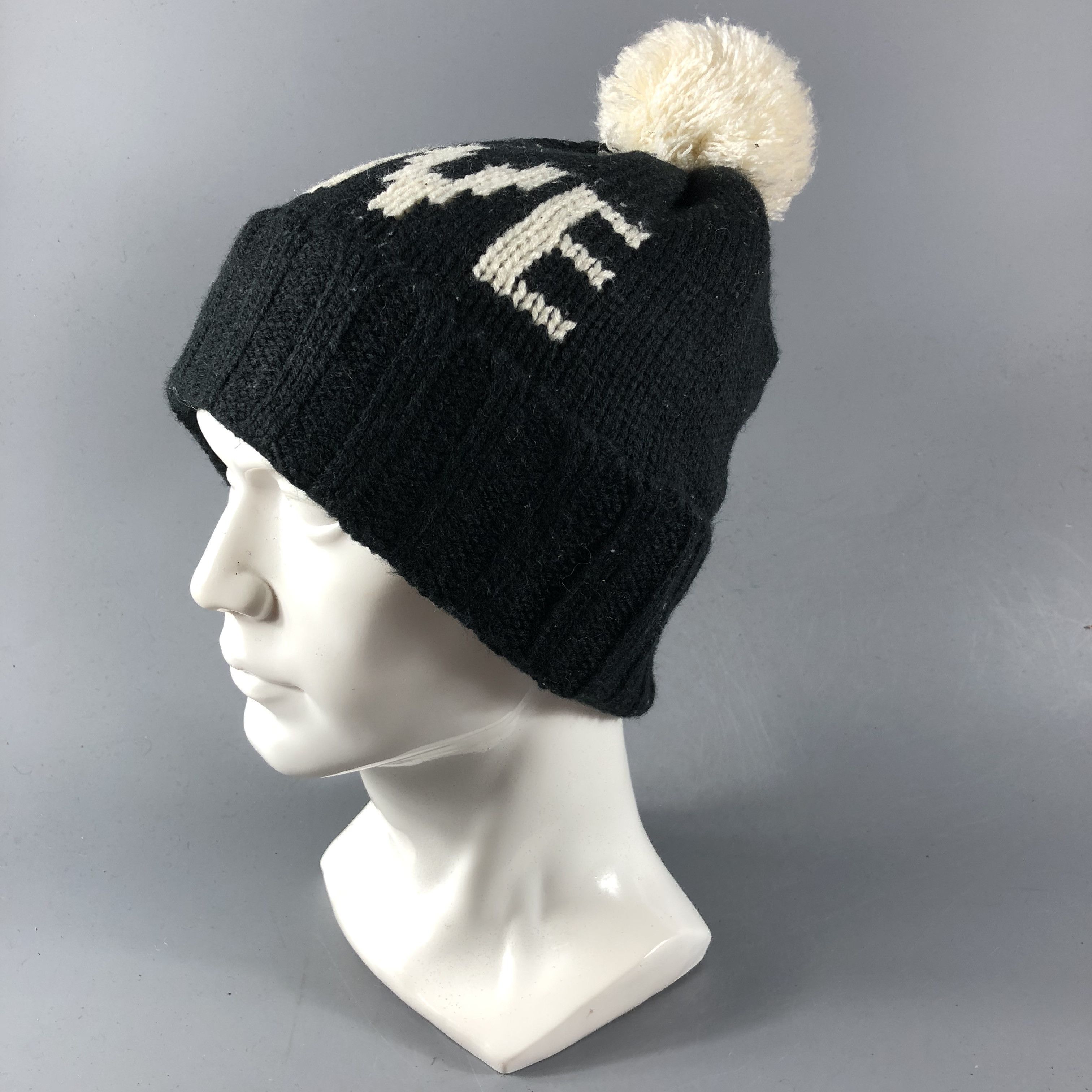 Gap GAP LOVE Bobble Beanie Snowcap Snow Hat B562 Size ONE SIZE - 2 Thumbnail