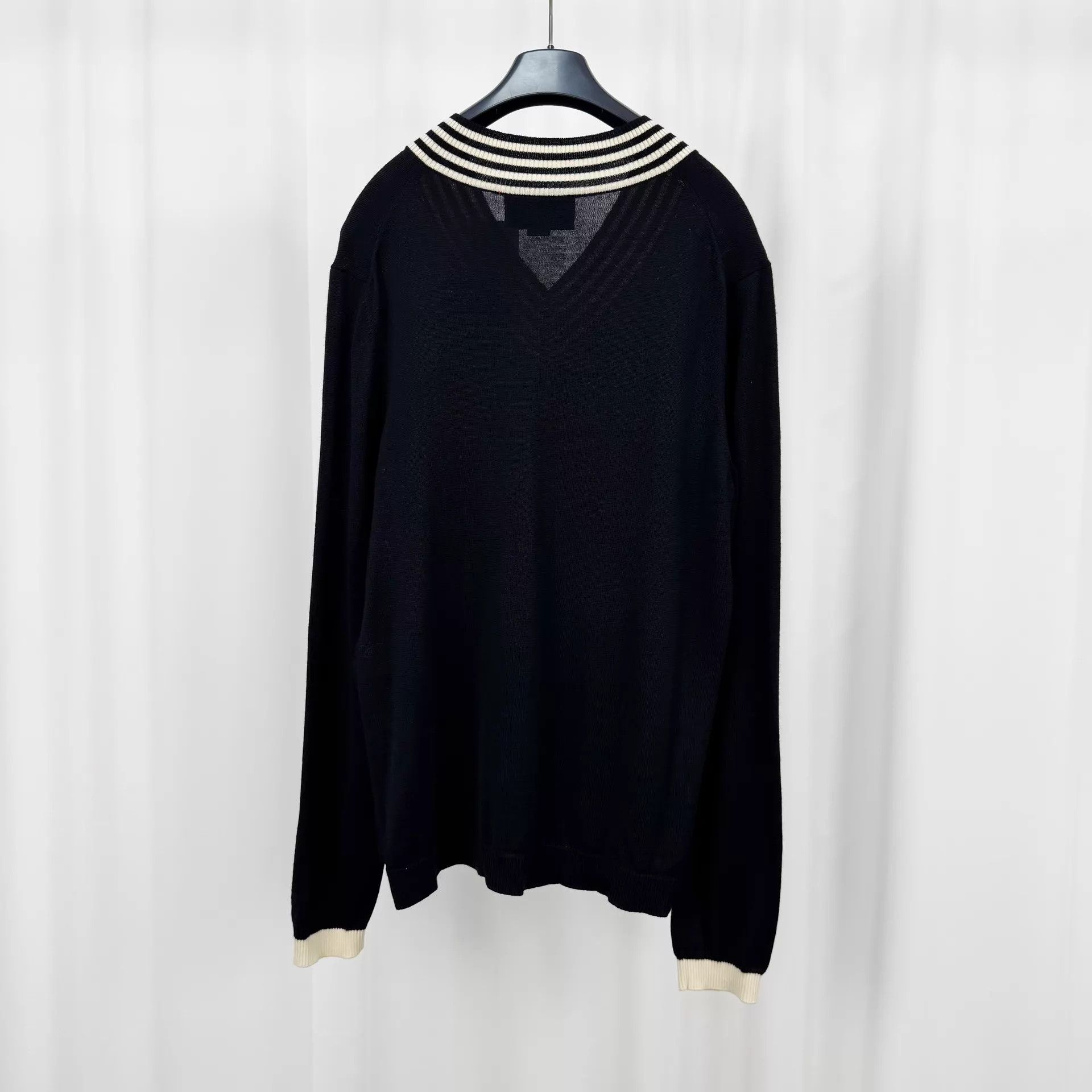 Gucci Gucci Black Embrd Bee V-neck Knit Sweater M 99 New Size M / US 6-8 / IT 42-44 - 2 Thumbnail