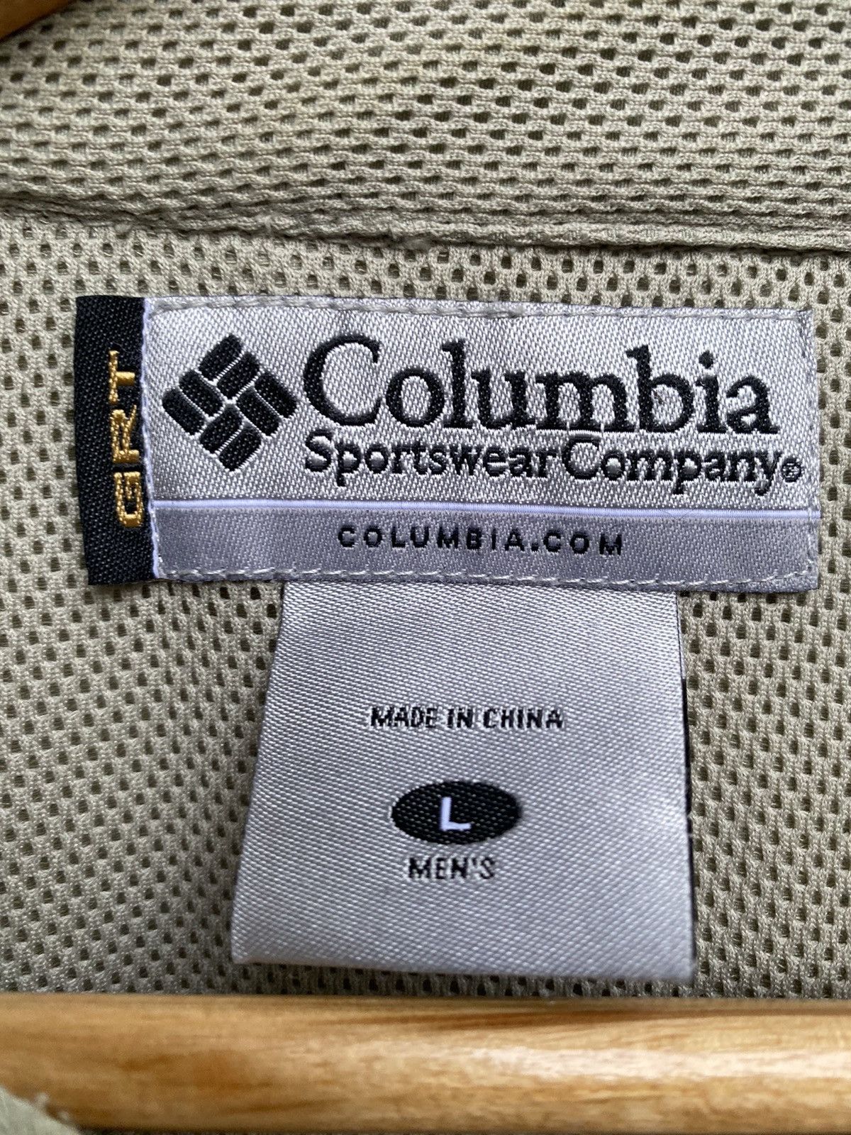 Columbia × Vintage Vintage Columbia GRT Hiking Omni Dry Button Up Shirt Size US L / EU 52-54 / 3 - 7 Thumbnail