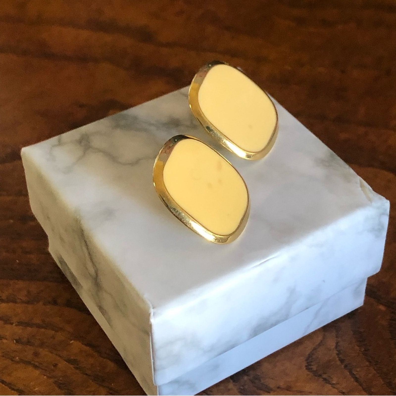 Vintage Vintage cream enamel gold plated square earrings Size ONE SIZE - 2 Thumbnail