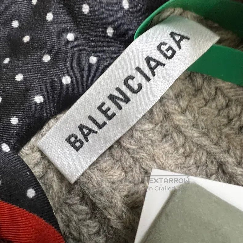 Balenciaga Balenciaga Silk Scarf Logo Collar Knit Sweater Size 34 Size XXS / US 00 / IT 34 - 2 Thumbnail
