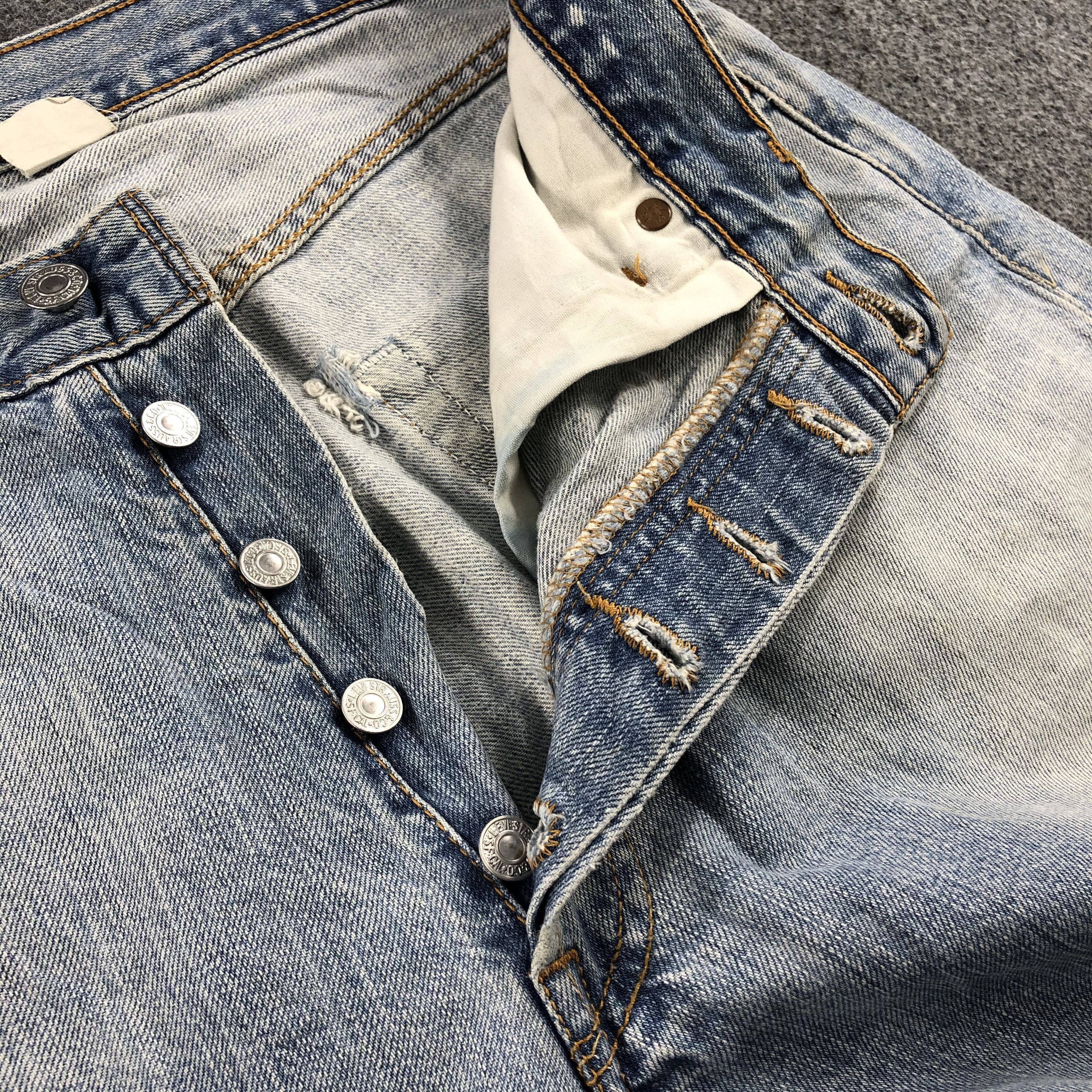 Levi's 90s Vintage Light Wash Levis 501 Jeans-J1549 Size US 33 - 8 Thumbnail