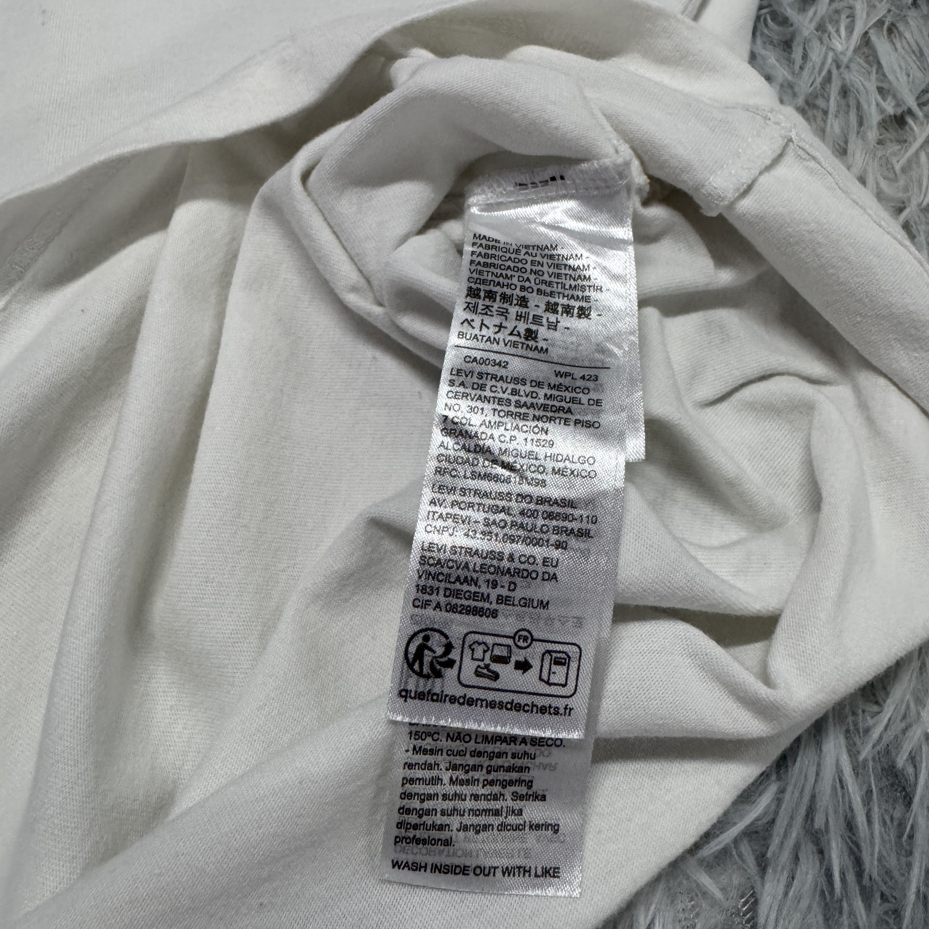 Levi's Levi's White Graphic Tshirt With The Iconic Red Batwing Logo Size US L / EU 52-54 / 3 - 8 Thumbnail