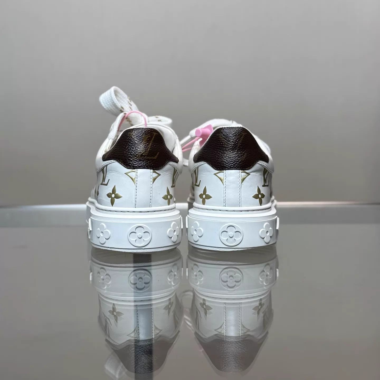 Louis Vuitton LV Time Out Sneaker White Gold Monogram 35.5 97 Size US 5 / IT 35 - 4 Thumbnail