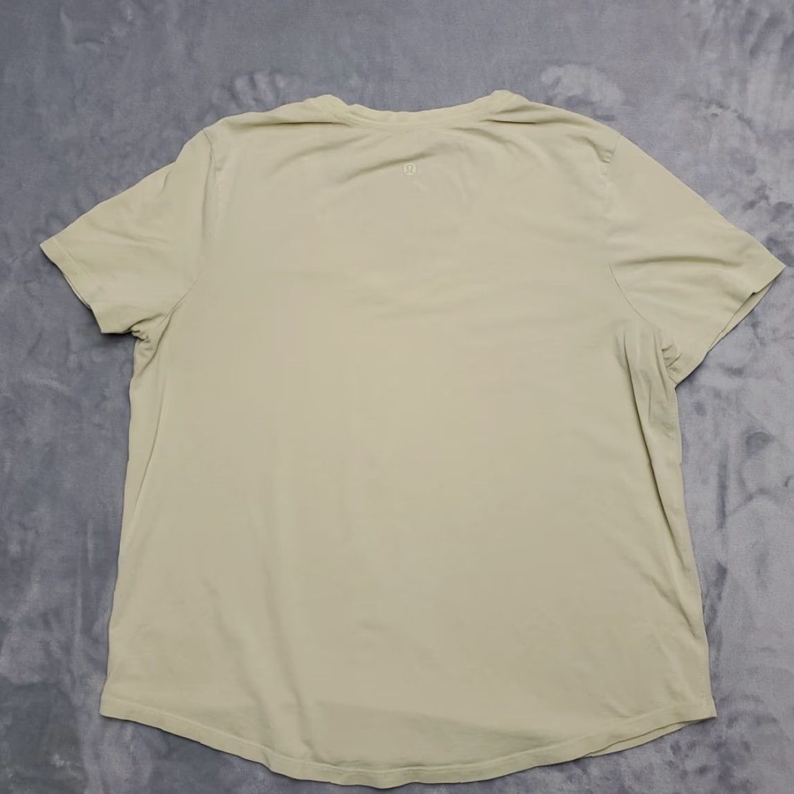 Lululemon Lululemon Shirt Womens Large Pale Green Performance 4 way Stretch Vneck Love TEE Size L / US 10 / IT 46 - 4 Thumbnail