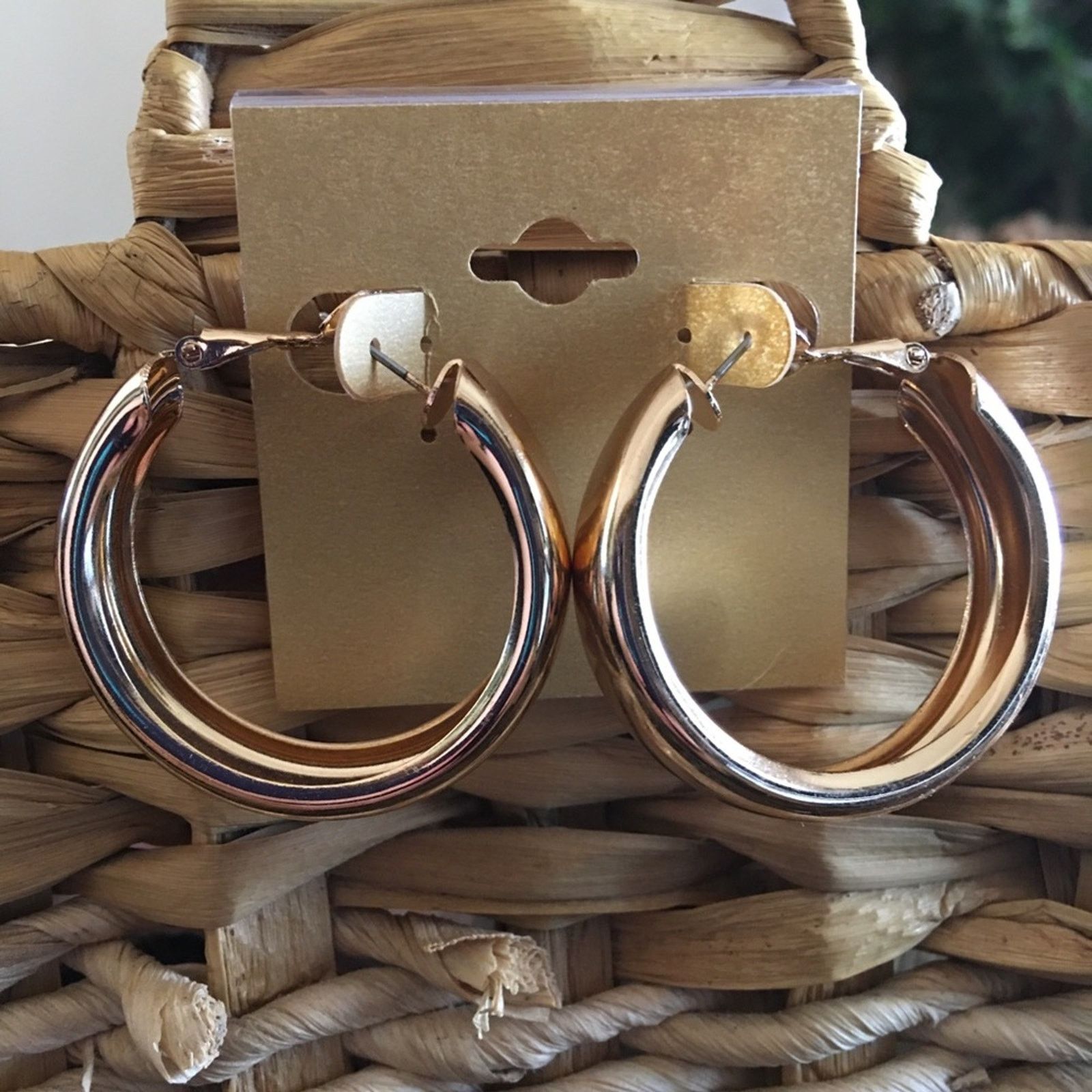 Vintage Vintage gold tone mirror finish wide hoop earrings Size ONE SIZE - 1 Thumbnail