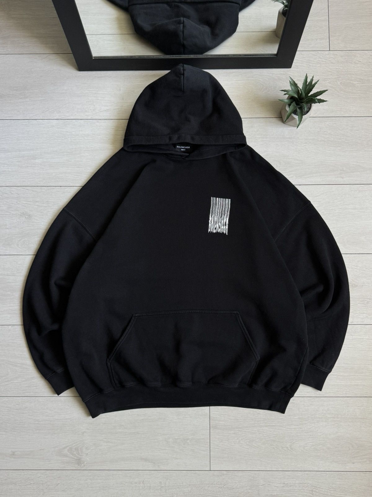 Balenciaga Balenciaga Unifit Barcode Logo Ovesized Hoodie Size US L / EU 52-54 / 3 - 7 Thumbnail