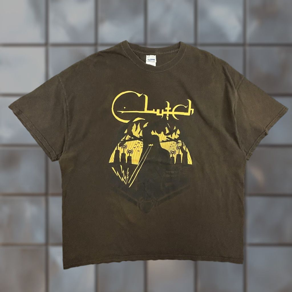 Gildan VINTAGE Clutch Shirt Mens 2XL T-Shirt Brown Graphic Print Rock Music Concert Crew Neck Short Sleeve Mens Size US XXL / EU 58 / 5 - 1 Thumbnail