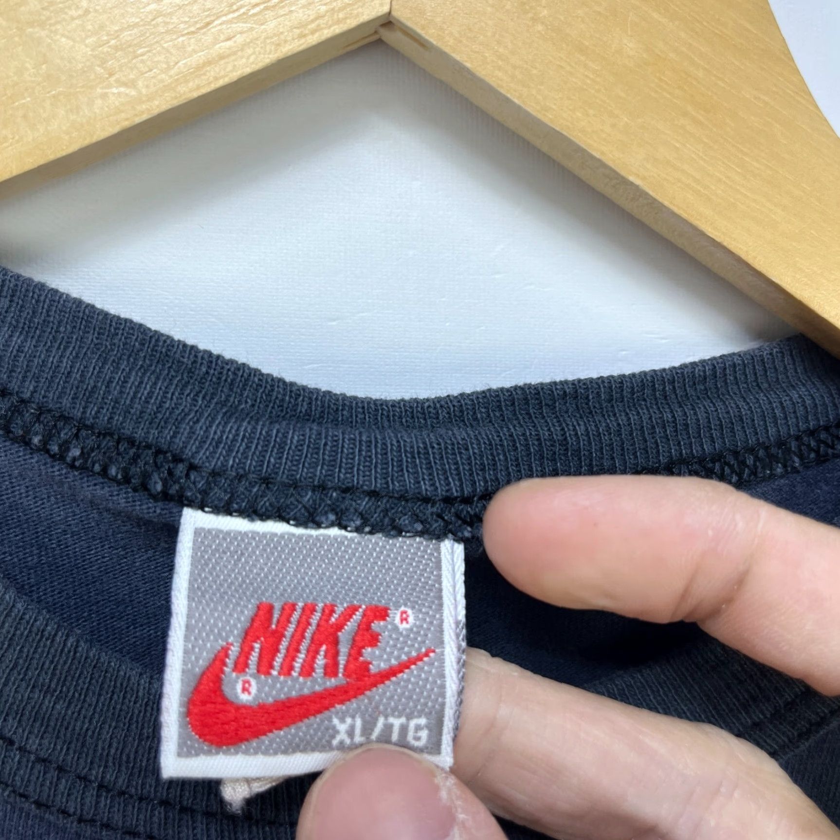 Nike VINTAGE Nike Air T-Shirt XL Men Black 90s Sun Faded Single Stitch Shirt Mens Size US XL / EU 56 / 4 - 4 Thumbnail