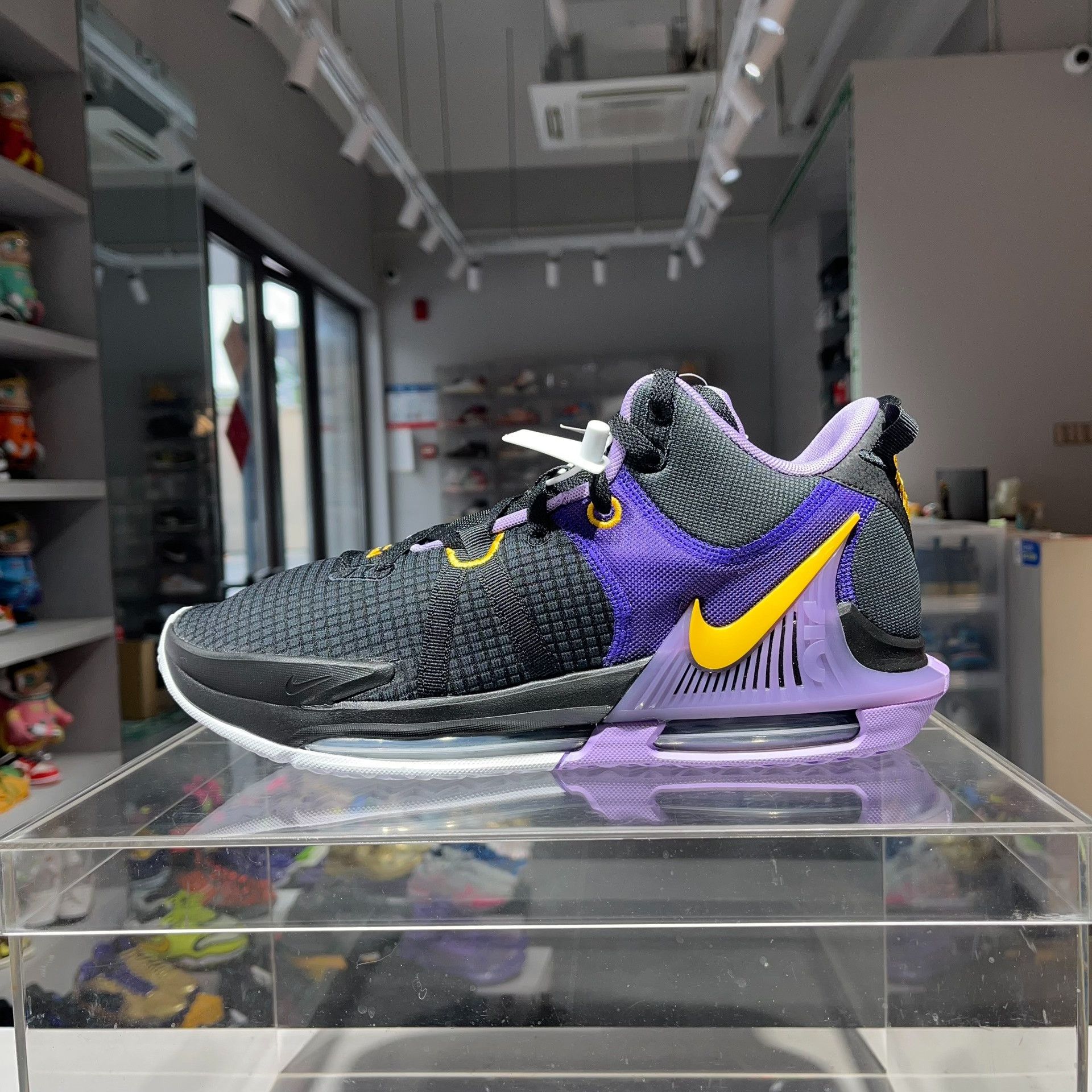 Nike Nike LEBRON Purple Lowtop Sneakers 13 Men Size US 13 / EU 46 - 1 Thumbnail