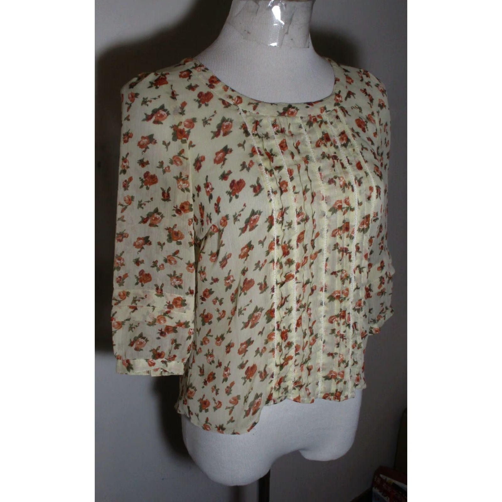 Vintage VINTAGE Elana Solano Beige Floral 3/4 Sleeve Top S Woman Blouse Knit Polyester Size S Waist Length 3/4 Sleeve Floral Mens? Size S / US 4 / IT 40 - 3 Thumbnail