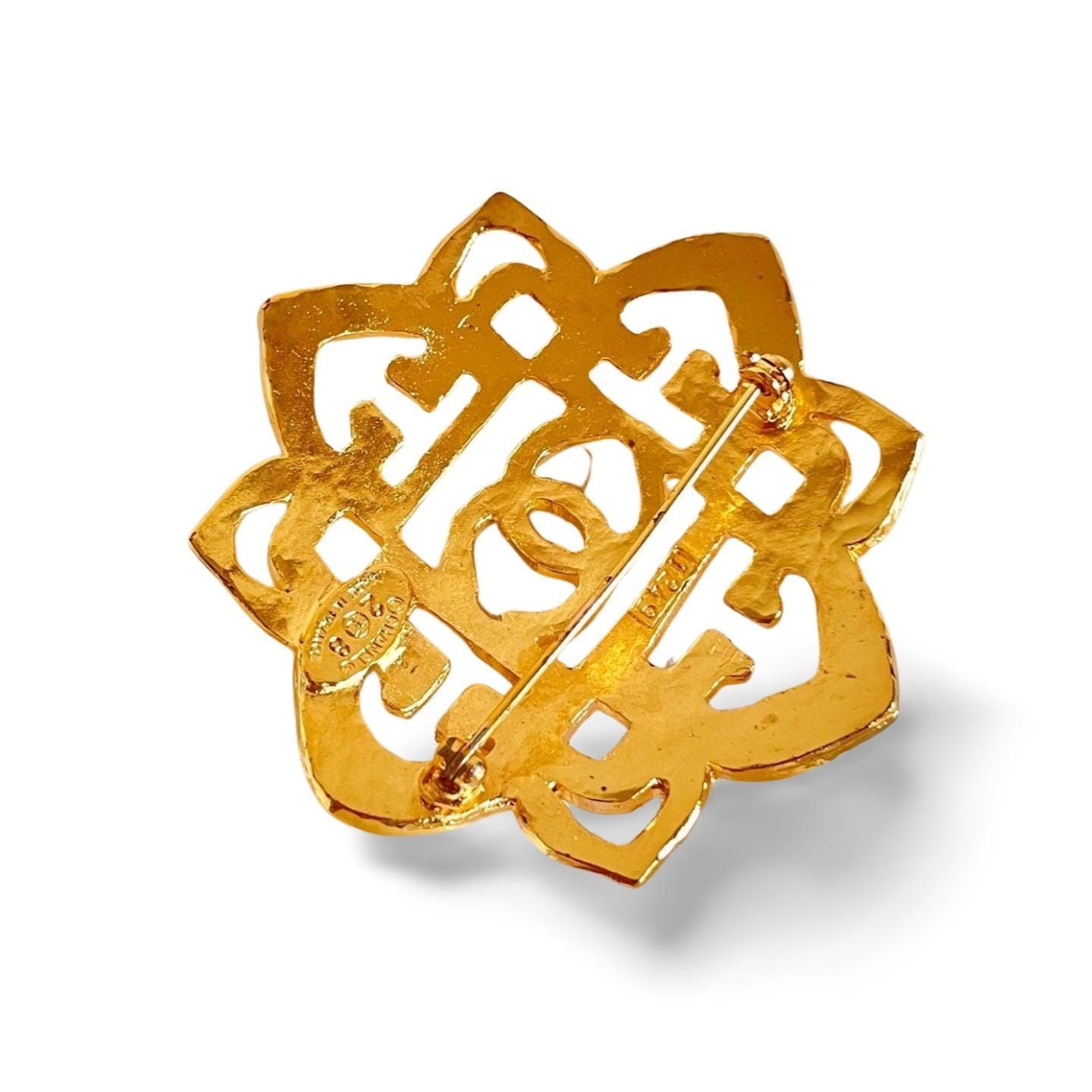 Chanel Vintage CHANEL Golden emblem design, brooch with CC mark. Size ONE SIZE - 4 Thumbnail