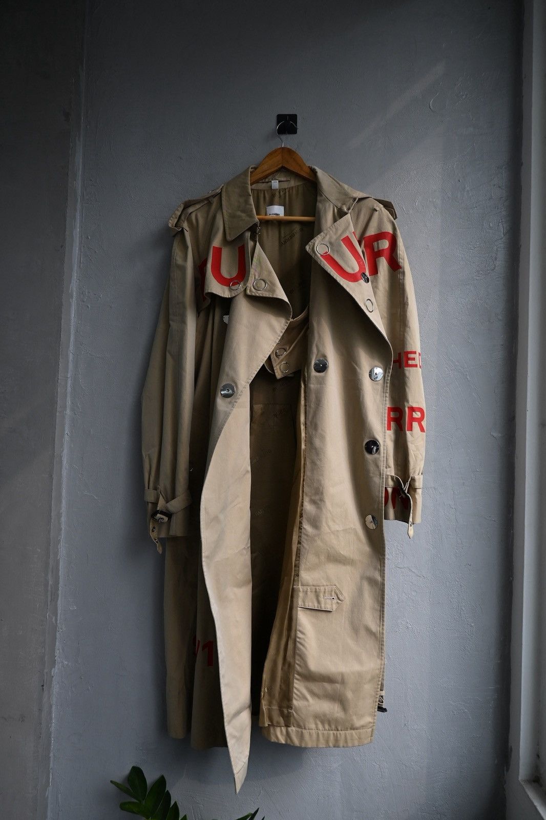 Burberry Burberry SS19 by R. Tisci horseferry garbadine trench coat Size US M / EU 48-50 / 2 - 7 Thumbnail