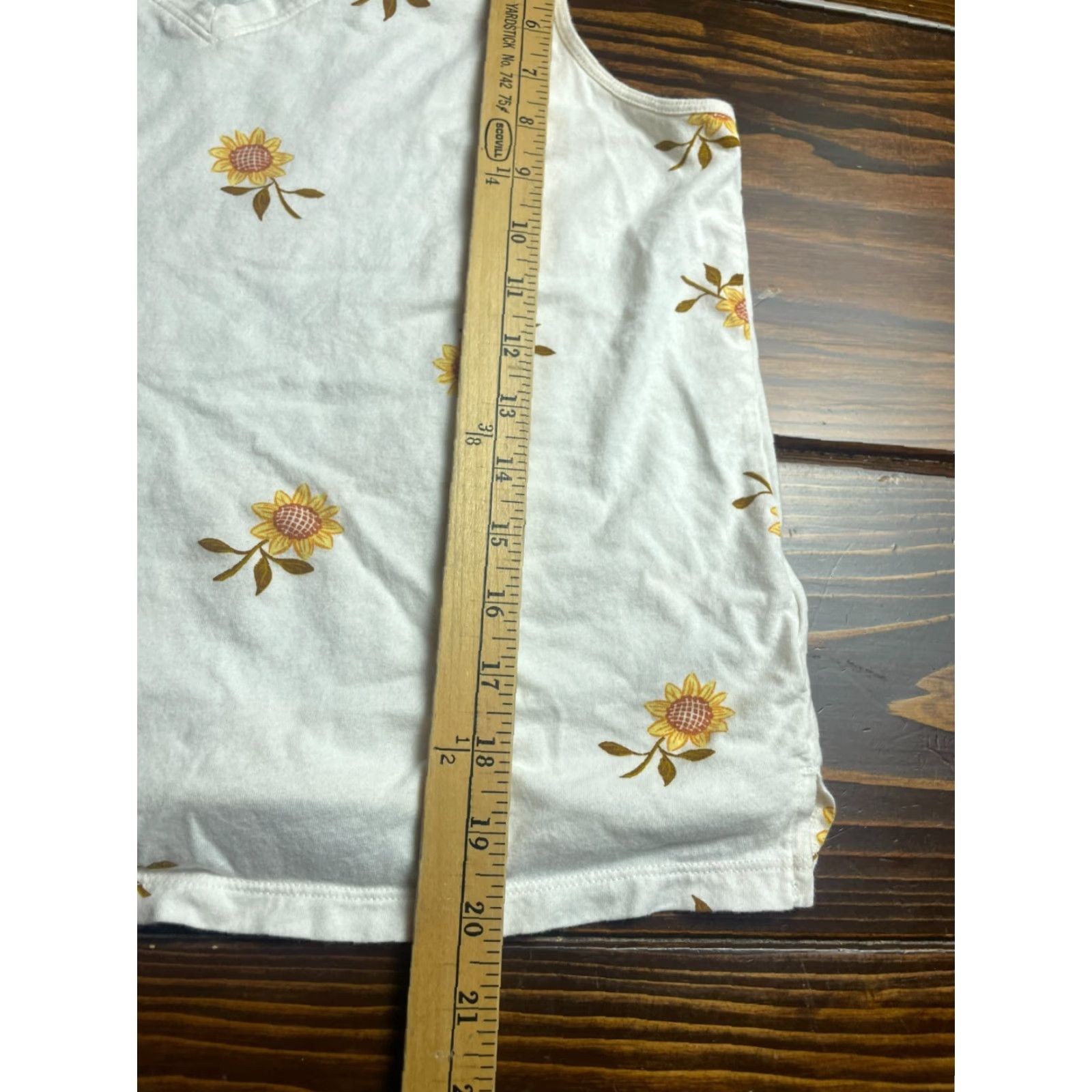 Old Navy Old Navy Shirt Women's Medium White Floral Sunflower V-neck Shirt Women M White Floral Sunflower V-Neck Casual Modern Basic Regular Sleeveless Size M / US 6-8 / IT 42-44 - 5 Thumbnail