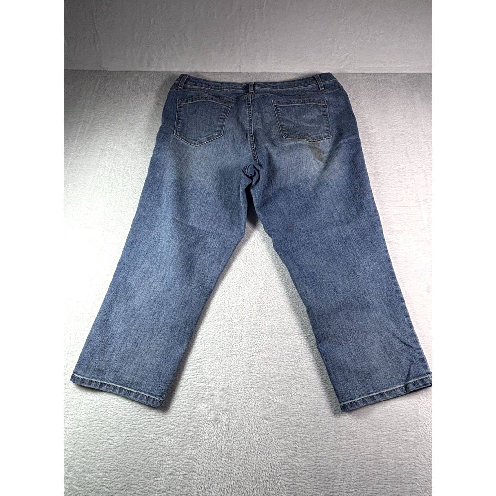 Vintage Bandolino Selene Capri Jeans Women’s Sz 16 Medium Wash Blue 5-Pocket Denim Stretch Regular Rise Mid Inseam 22 in Menus? Size 38" / US 16 / IT 52 - 2 Thumbnail
