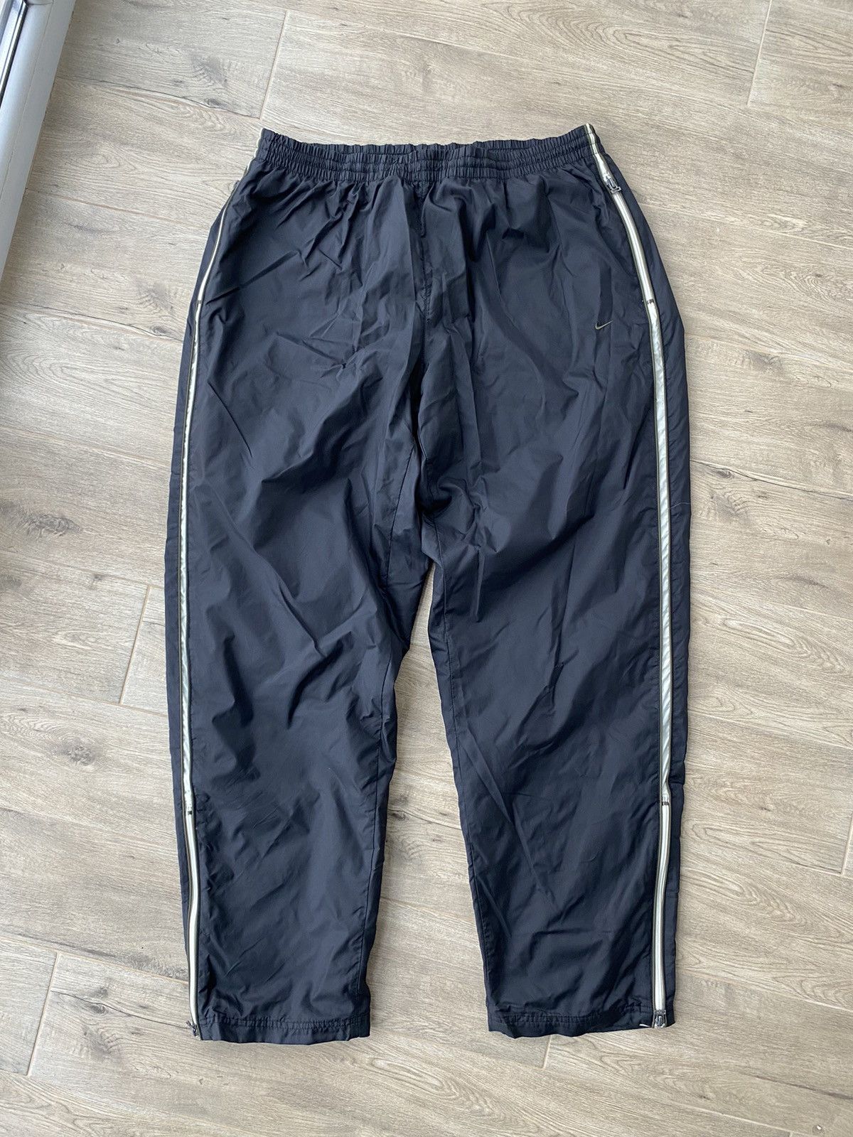 Nike Vintage Nike Nylon Baggy Sweatpants Size US 37 - 1 Thumbnail