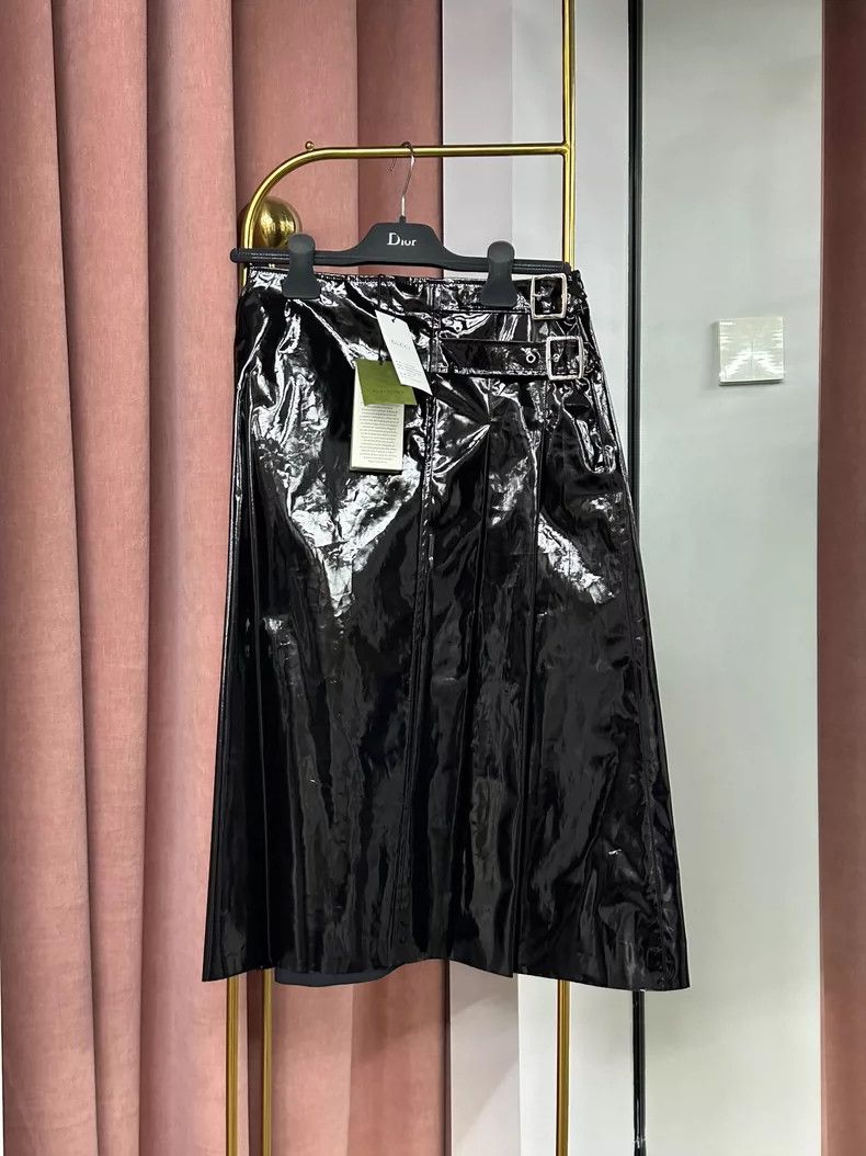 Gucci Gucci Black patent leather skirt Size 26" / US 2 / IT 38 - 1 Thumbnail