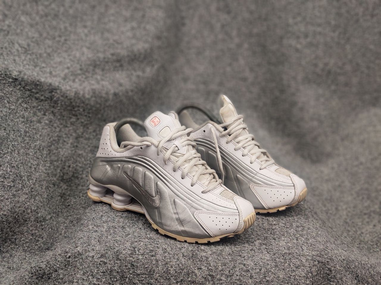 Nike Nike Shox R4 White Metallic Vintage Y2K Style Sneakers shoes Size US 5.5 / IT 35.5 - 6 Thumbnail