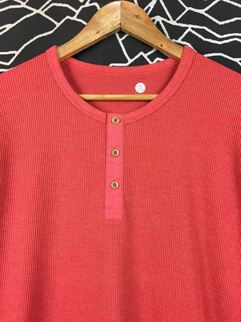 Uniqlo Uniqlo Waffle Knit Coral Salmon Red Minimalist Henley Tee Size US L / EU 52-54 / 3 - 3 Thumbnail
