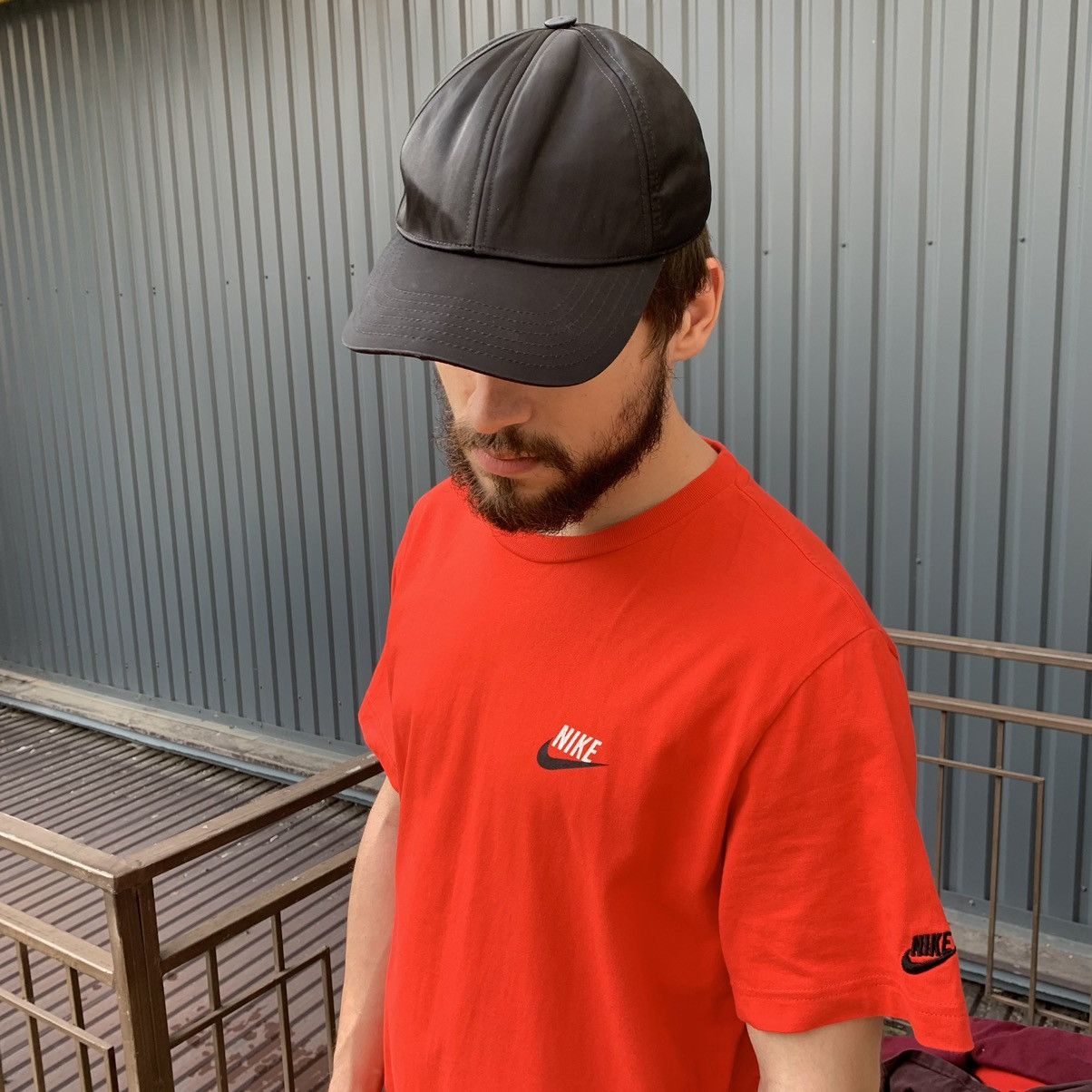 Nike Nike Sportswear Mini Swoosh Logo T-Shirt Vintage Y2K Size US L / EU 52-54 / 3 - 5 Thumbnail