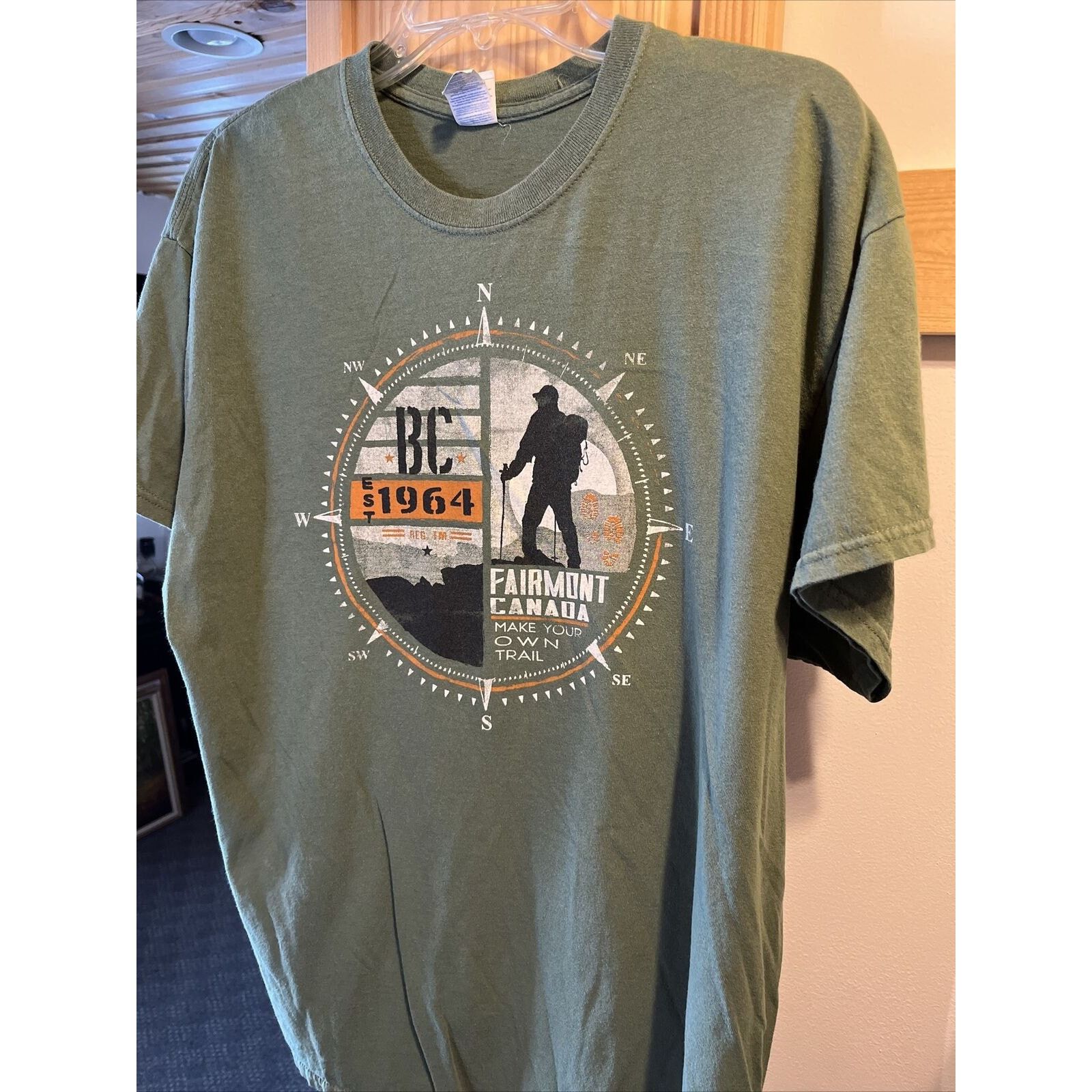 Gildan Gildan Men XL Olive Green Canada Short Sleeve Cotton T-Shirt Size US XL / EU 56 / 4 - 9 Thumbnail