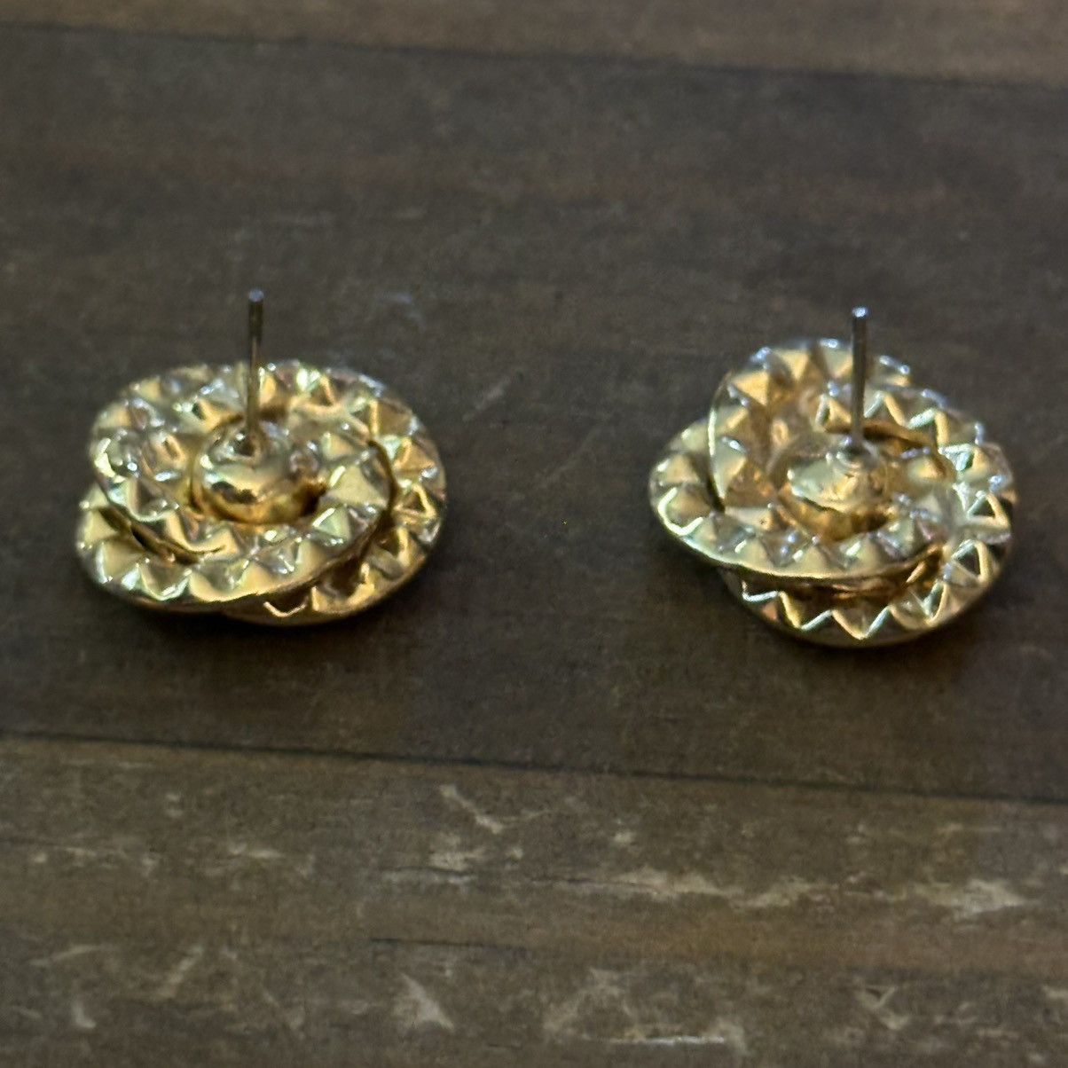 Other Gold tone swirly emerald and rhinestones post earrings Size ONE SIZE - 3 Thumbnail
