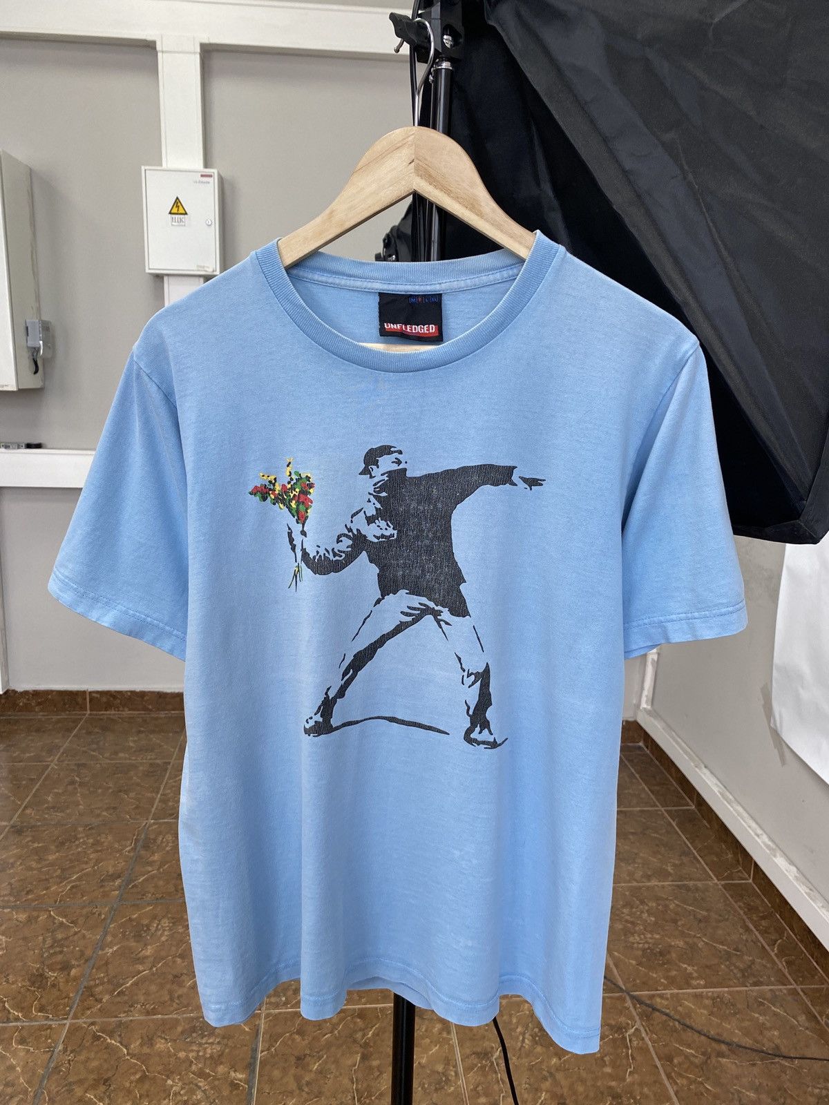 🇺🇸 Vintage 90s Banksy Art Boy Flower Football Bully T-Shirt