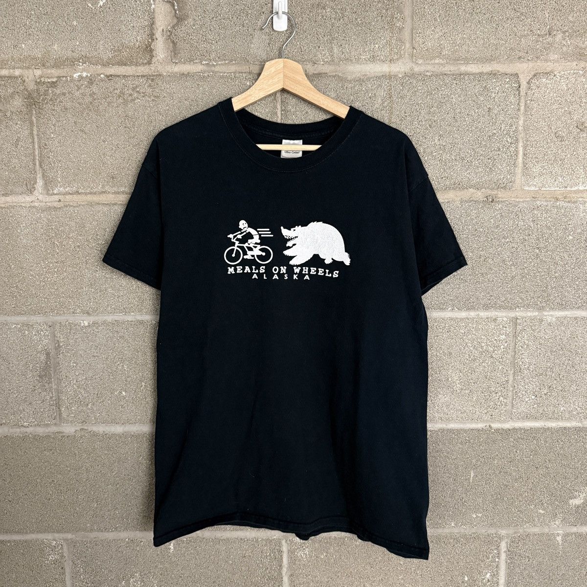 Gildan Vintage Gildan Meals On Wheels Alaska Black Tee Mens Large Size US L / EU 52-54 / 3 - 1 Thumbnail