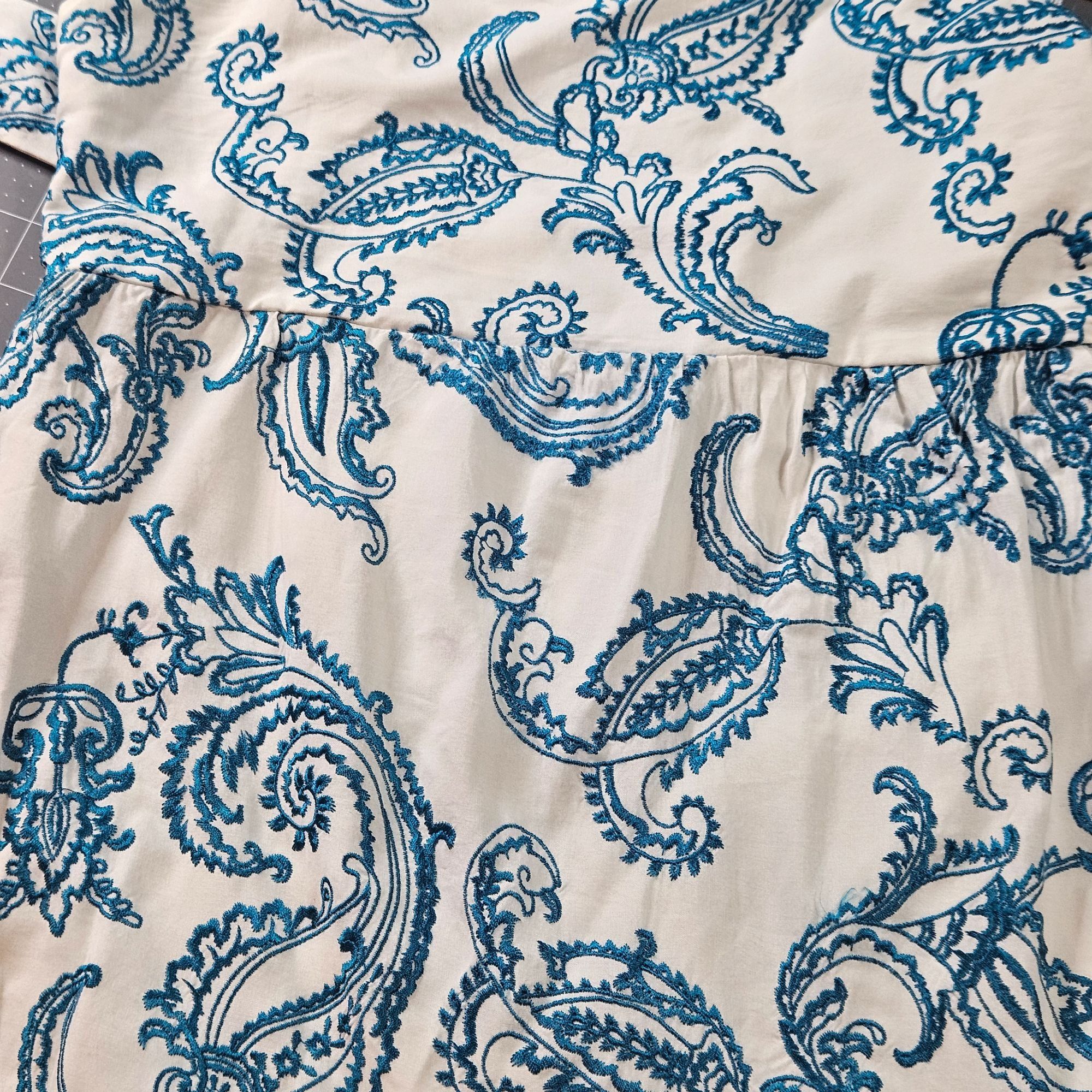Alice + Olivia Alice + Olivia Blue White Paisley Mini Dress Size 6 | Ruffle Size M / US 6-8 / IT 42-44 - 15 Thumbnail