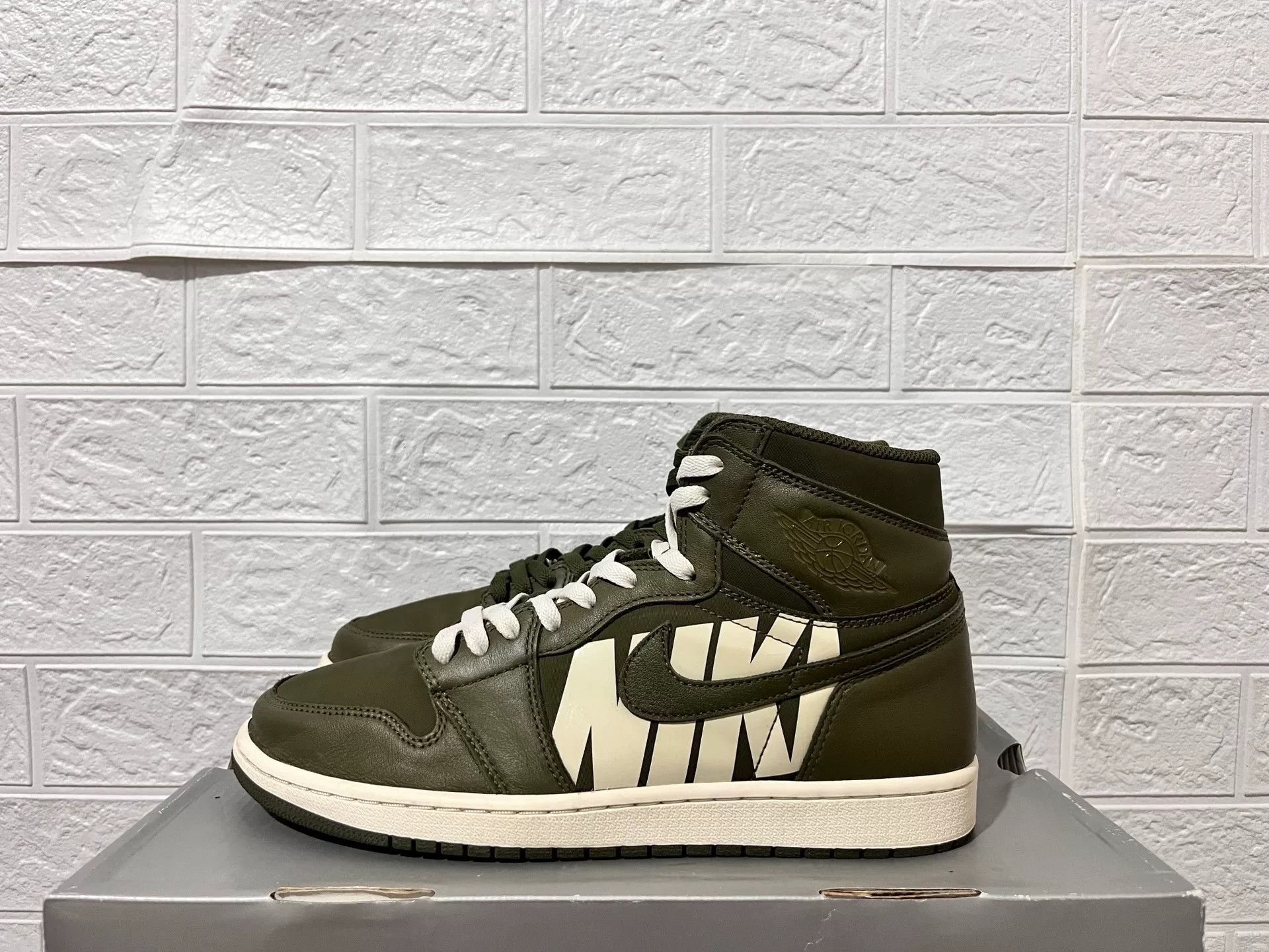 Nike Nike AJ1 Green Lowtop Sneakers 11 Men Size US 11 / EU 44 - 1 Thumbnail