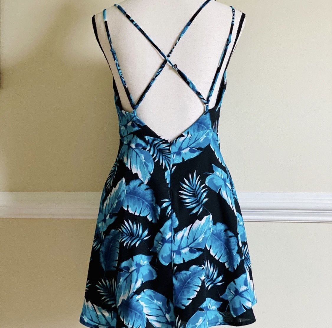 Forever 21 FOREVER 21 OPEN BACK DOUBLE STRAP MINI DRESS Size M / US 6-8 / IT 42-44 - 2 Thumbnail