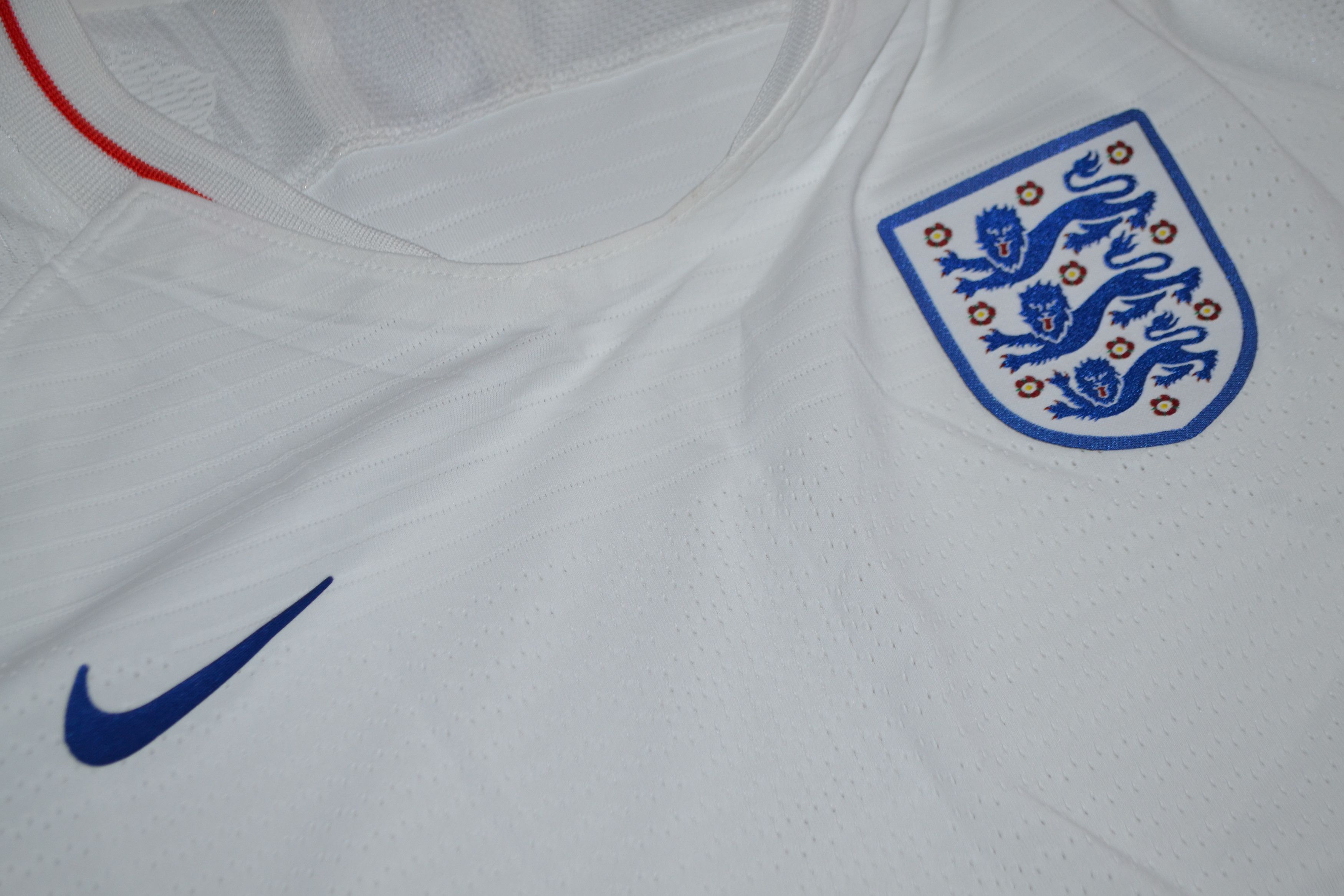 Nike AUTHENTIC England Home Shirt 2018 Kit Soccer Jersey Size L / US 10 / IT 46 - 4 Thumbnail