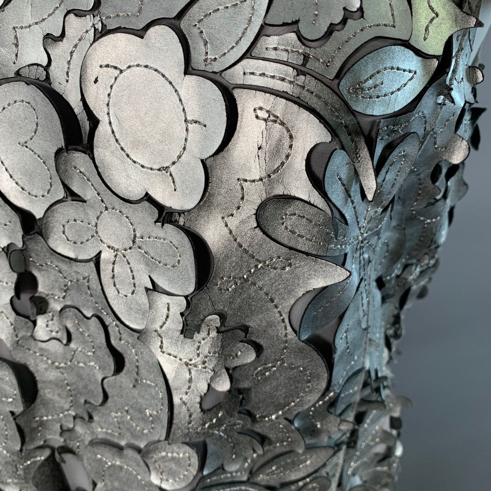 Marc Jacobs Silver Grey Leather Floral Cut Out Sleeveless Dress Top Size XS / US 0-2 / IT 36-38 - 11 Thumbnail