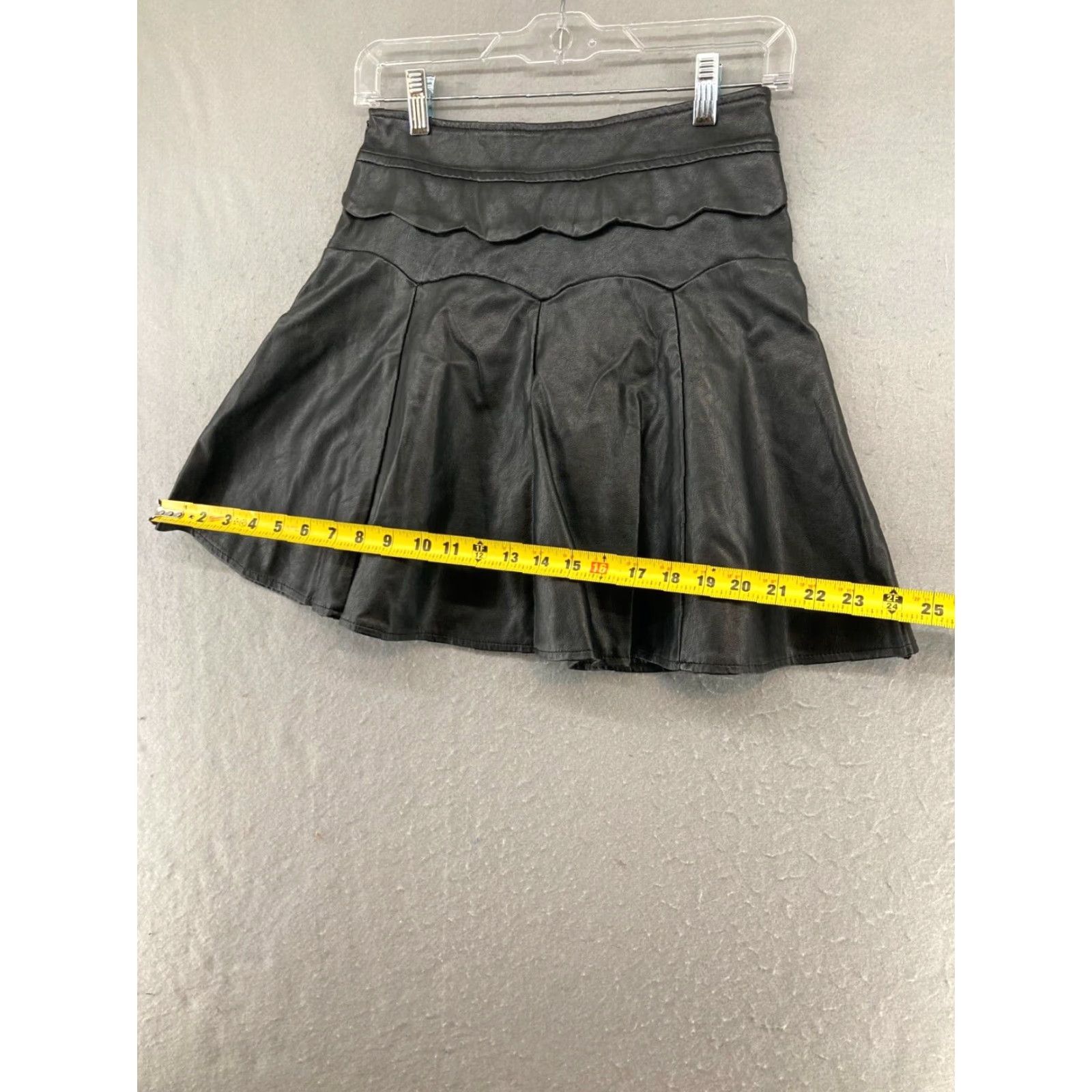 Vintage VINTAGE Leather Mini Skirt Womens Short High Waist Black Boho Festival Rock 2 Size 26" / US 2 / IT 38 - 3 Thumbnail