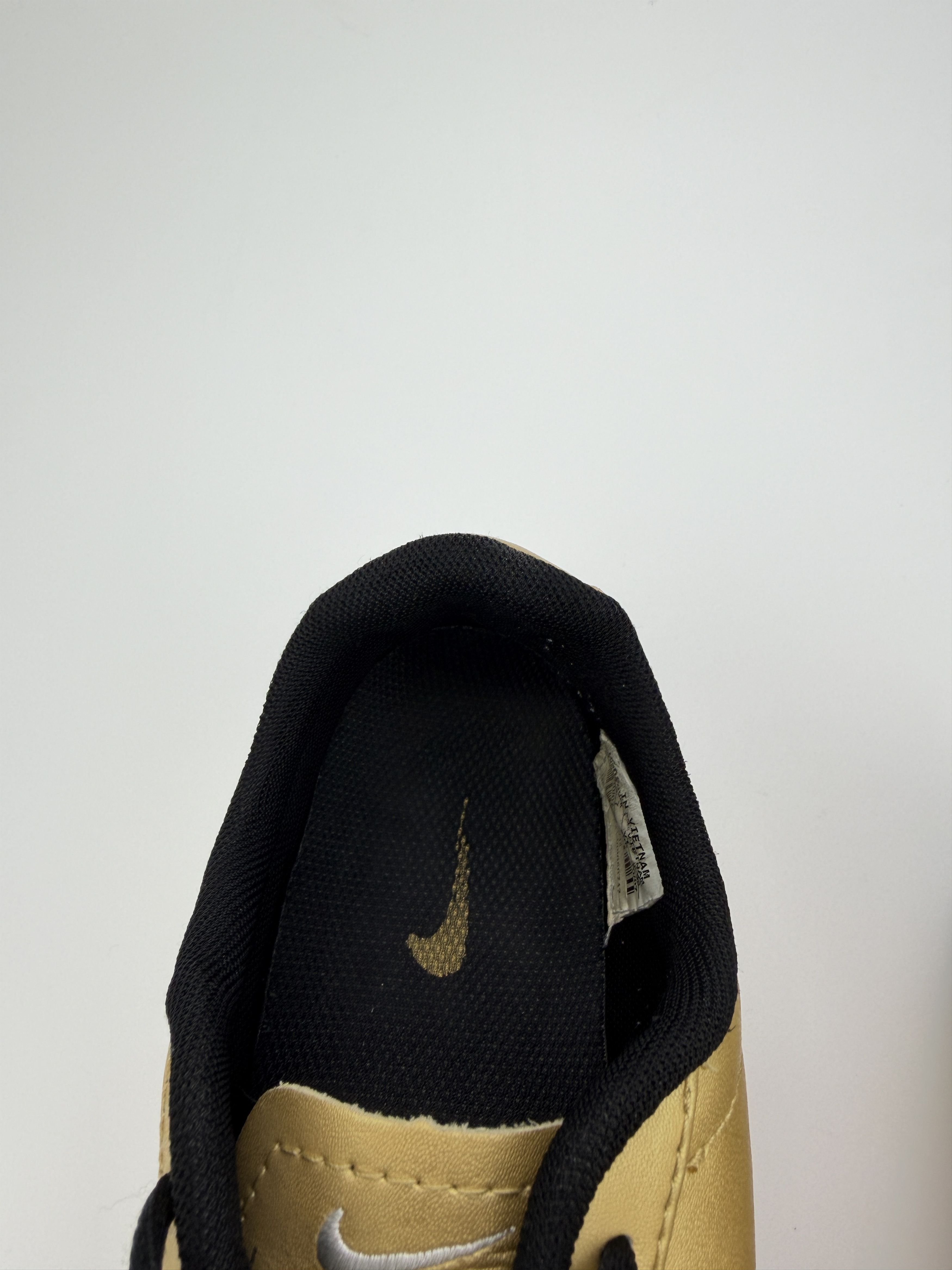 Nike Vintage 2007 Nike Shox Golden Leather Low Top Sneakers Size US 8 / EU 41 - 12 Thumbnail
