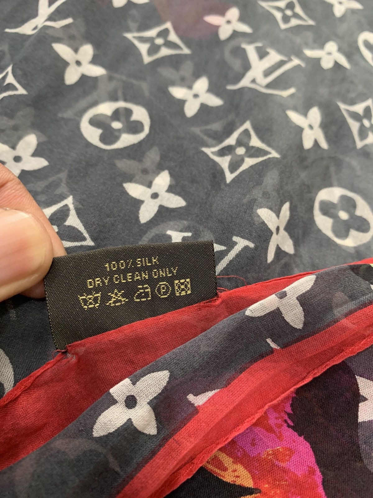 Louis Vuitton 🔥AUTHENTIC LV SILK SCARVES Size ONE SIZE - 6 Thumbnail