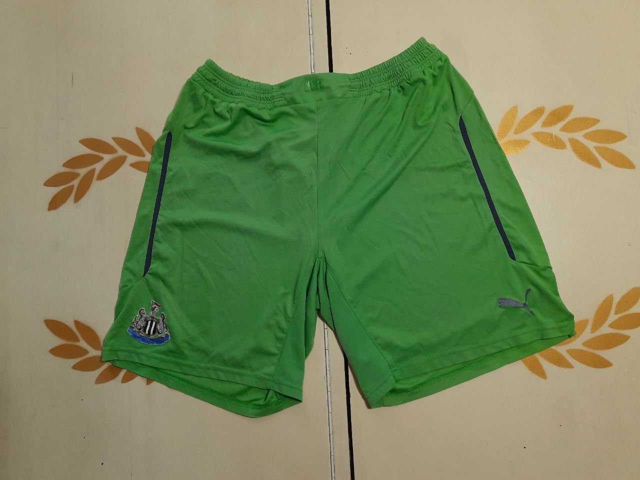 Puma Newcastle United Goalkeeper Football Shorts Green Puma Size US 36 / EU 52 - 2 Thumbnail