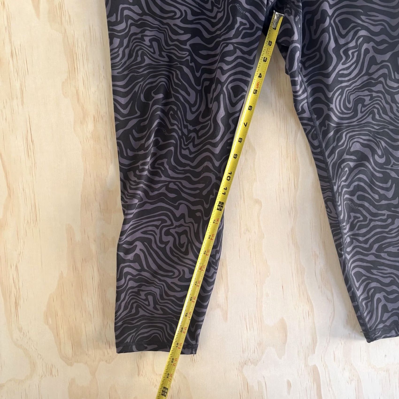 Fabletics Fabletics PowerHold Leggings Womens XL Black Animal Print Ankle Pants Yoga Size 40" / US 18 - 4 Thumbnail