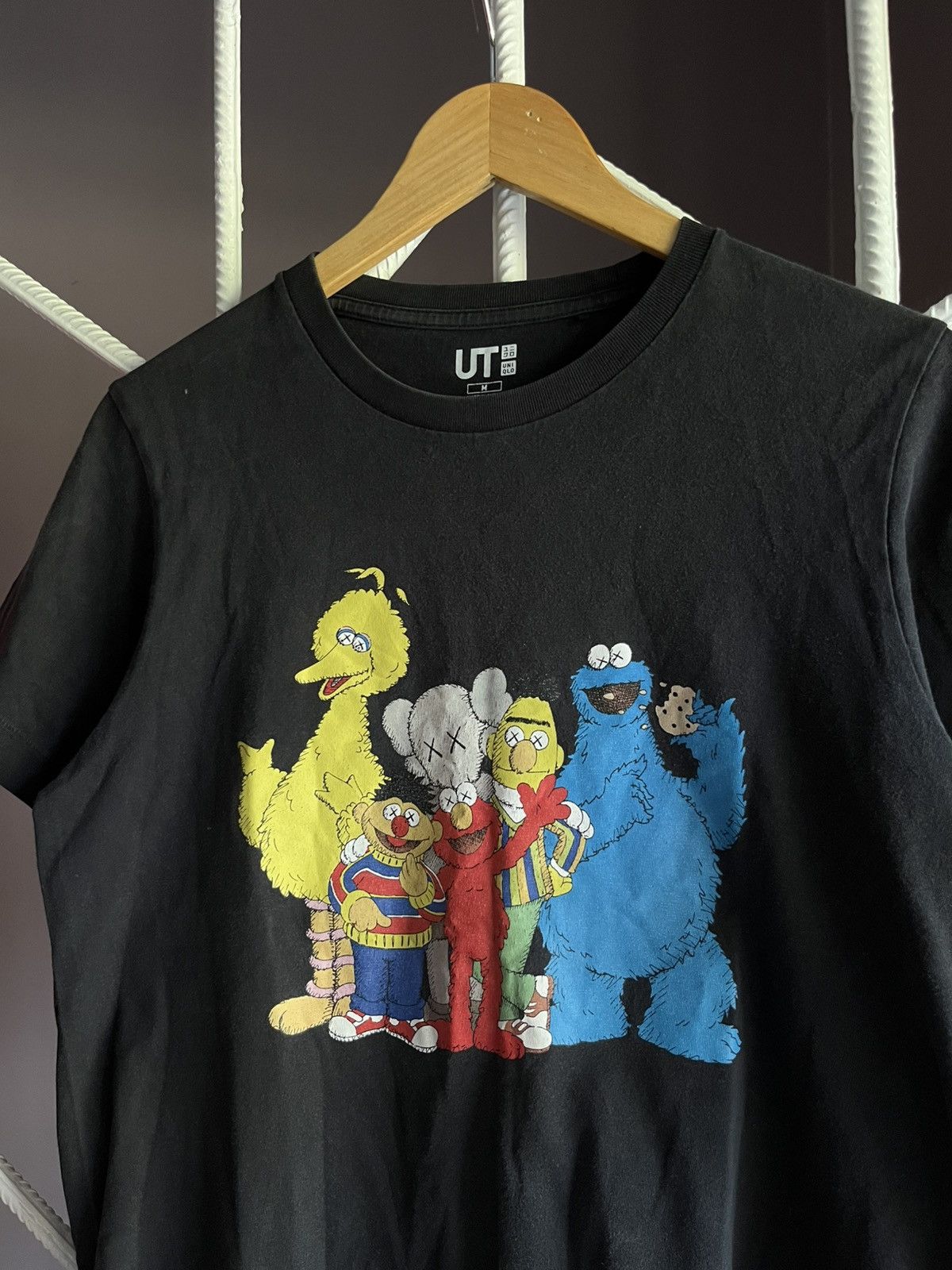 Kaws × Uniqlo Kaws Sesame Street Uniqlo Tee Size US M / EU 48-50 / 2 - 2 Thumbnail