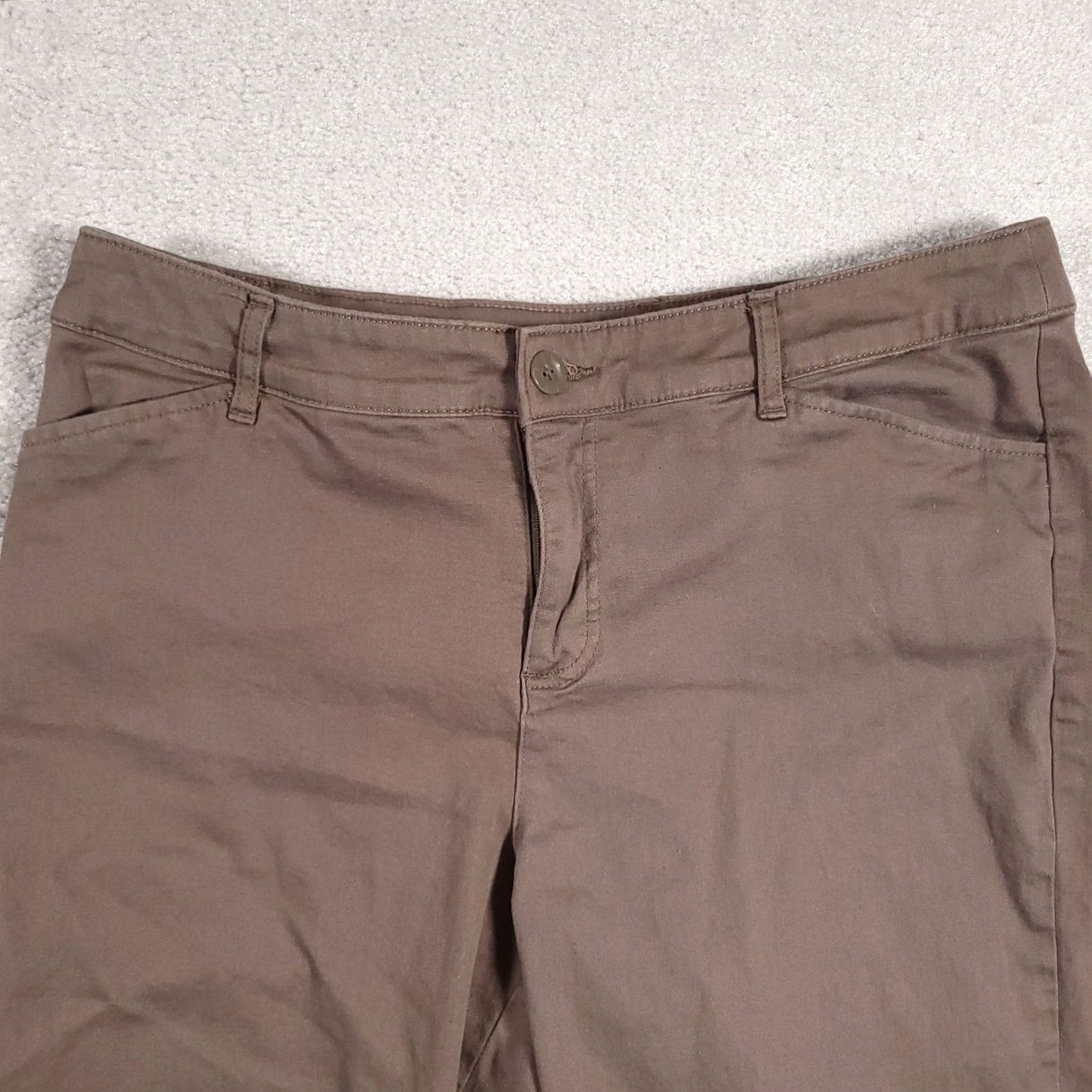 Vintage St. John's Bay Capri Pants Women's 16 Brown Chino Mid-Rise Stretch Pants Capris Slimming Pockets Regular 16 Brown 18in Inseam Mens Womens Girls Boys Size 38" / US 16 / IT 52 - 3 Thumbnail