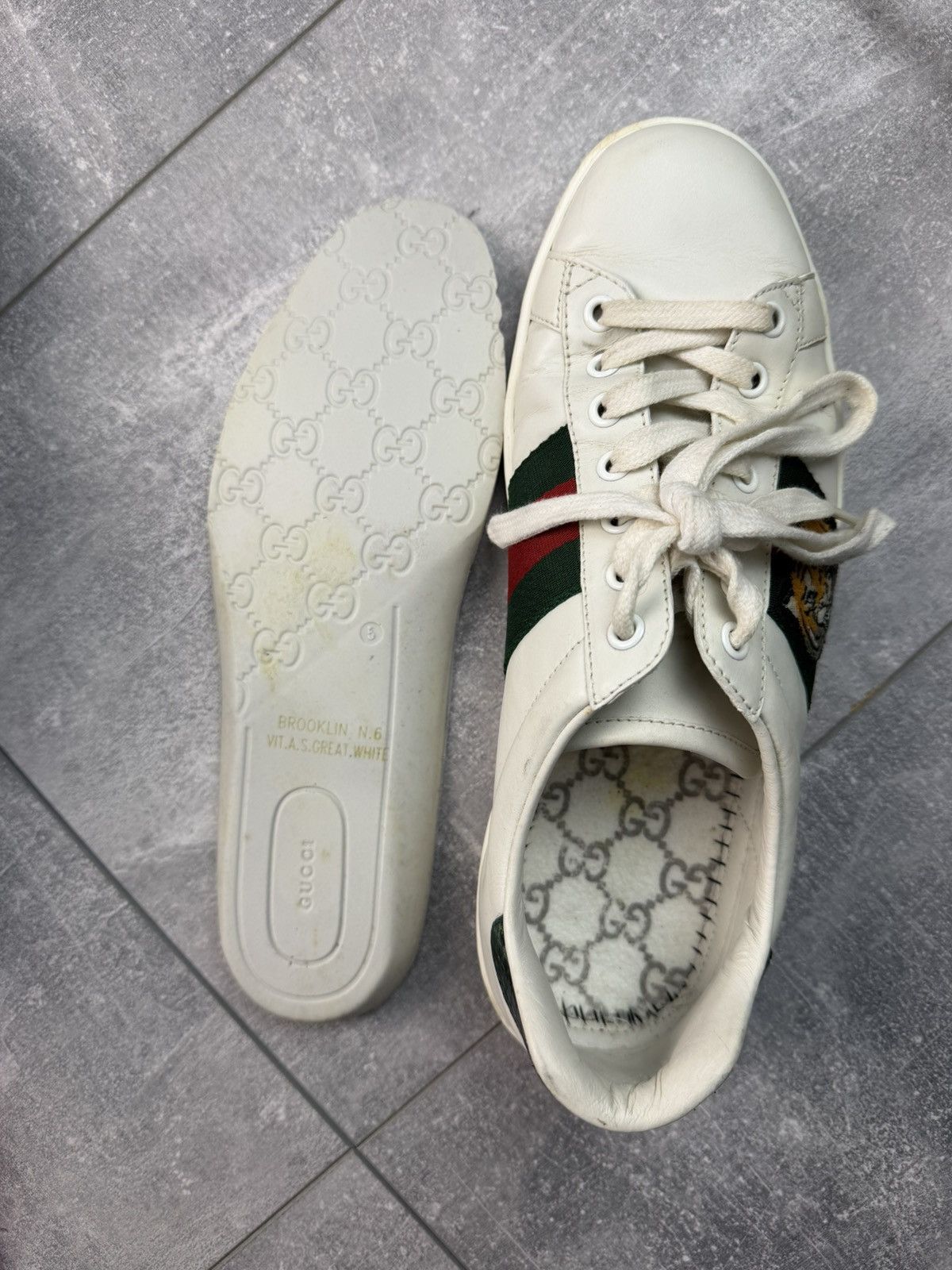 Gucci Gucci Ace Tiger Leather Sneakers White Size US 7 / EU 40 - 10 Thumbnail