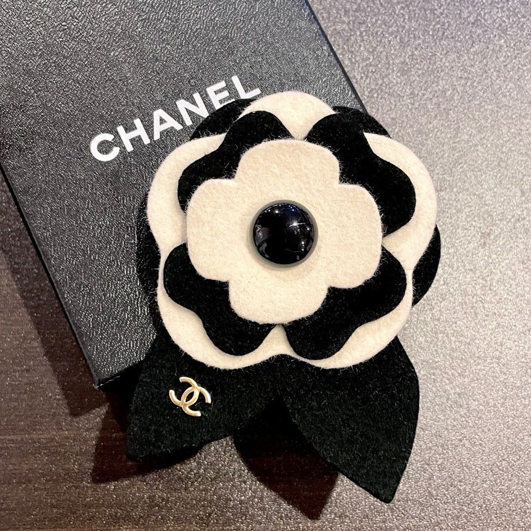 Chanel Chanel Camellia Brooch Corsage 02A Size ONE SIZE - 1 Thumbnail